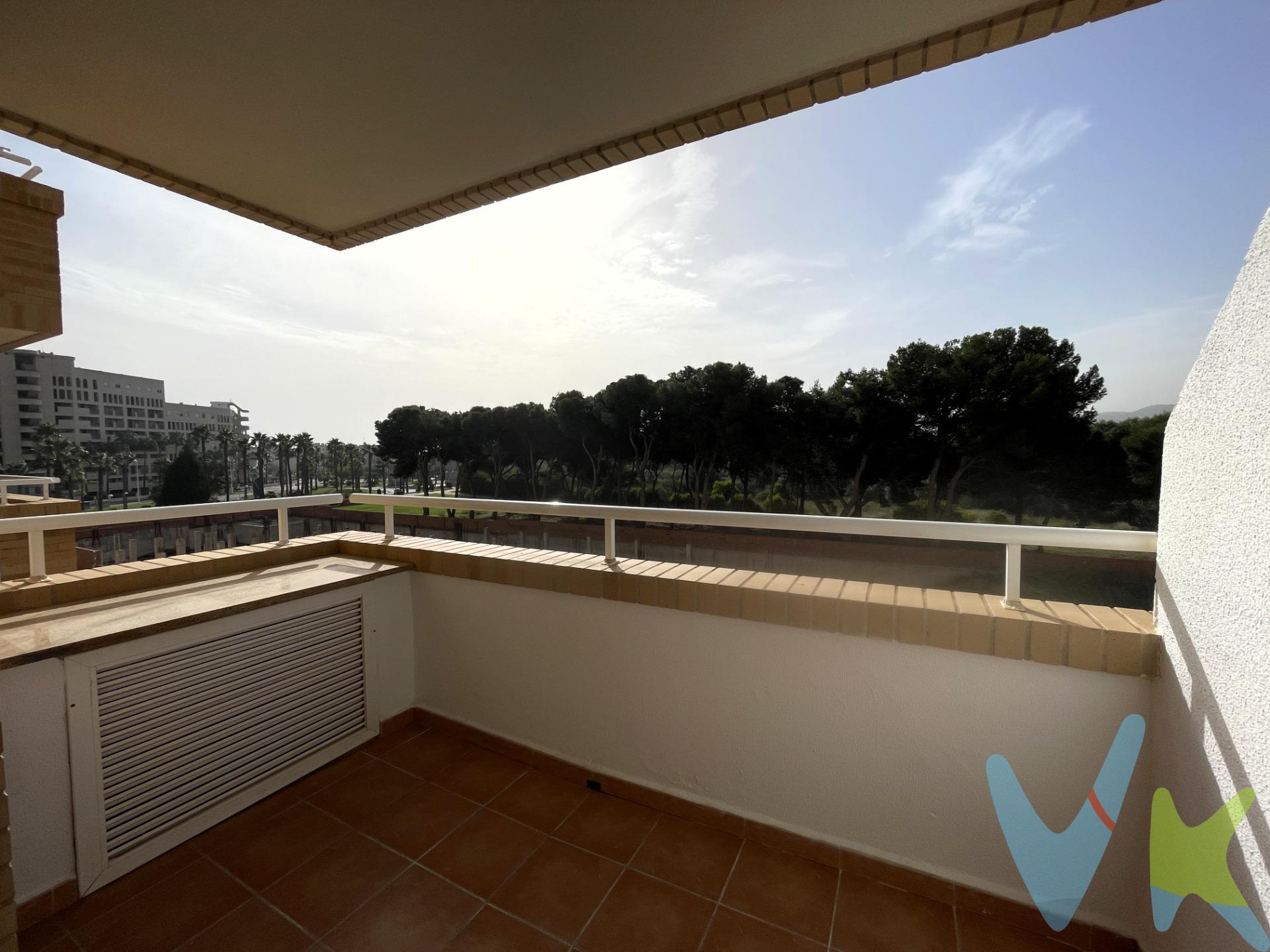 Descubre este acogedor apartamento situado en la prestigiosa zona de Marina d’Or, Oropesa del Mar, una excelente oportunidad tanto como segunda residencia para disfrutar de escapadas junto al mar, como para inversores que buscan rentabilidad o para quienes desean retirarse y vivir todo el año en un entorno tranquilo y confortable. La vivienda está distribuida de manera funcional en dos amplias habitaciones dobles y dos baños completos, uno de ellos en suite, ofreciendo comodidad y privacidad tanto para estancias cortas como prolongadas. El salón es luminoso y acogedor y se abre a una terraza privada ideal para relajarse, desayunar al sol o disfrutar del clima mediterráneo, mientras que su orientación sureste garantiza una excelente entrada de luz natural durante gran parte del día, creando ambientes cálidos y agradables en cualquier época del año. Ubicado en un residencial cerrado, el apartamento dispone de piscina comunitaria y zonas infantiles, lo que lo convierte en una opción muy atractiva para familias y para el alquiler vacacional, incrementando su potencial como inversión segura y con alta demanda. La zona cuenta con supermercados, restaurantes y servicios de restauración, lo que permite disfrutar del día a día con total comodidad sin necesidad de desplazamientos largos. Además, se encuentra muy próximo al núcleo urbano de Oropesa del Mar, donde se concentran todos los servicios esenciales como centros médicos, comercios, transporte y administración, combinando la tranquilidad de una zona residencial con la cercanía a todo lo necesario. La propiedad incluye plaza de parking privada, aportando un valor añadido imprescindible tanto para el día a día como para estancias vacacionales o alquileres. En excelente estado y listo para entrar a vivir, este apartamento reúne todas las características necesarias para disfrutar de una vida tranquila junto al mar o para obtener rentabilidad desde el primer momento. (*) Gastos, impuestos y honorarios de agencia no incluidos en el precio.