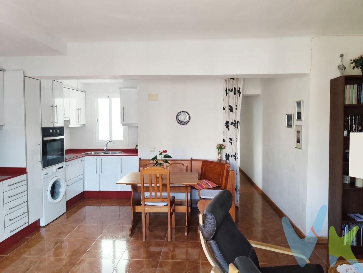 Si buscas la combinación perfecta entre la tranquilidad del mar y la comodidad absoluta, este piso es la joya que estabas esperando. Ubicado en la codiciada zona de Les Palmeres (Sueca), este exclusivo apartamento en última planta te ofrece un estilo de vida privilegiado a solo unos pasos del paseo marítimo. Características Destacadas:. Vistas al Mar desde tu propia Terraza: El espacio ideal para disfrutar de tus desayunos con la brisa marina o relajaros al atardecer. Distribución Moderna y Funcional: Cuenta con 2 habitaciones luminosas y 1 baño completo. Cocina Reformada junto al Comedor: Un concepto semiabierto que maximiza el espacio, la luz natural y la conexión social mientras cocinas. Edificio Actualizado: Olvídate de derramas. El patio ha sido reformado recientemente y cuenta con ascensor a cota cero. Comodidad Total: Olvídate de buscar aparcamiento en verano; el precio incluye plaza de garaje. Excelente Conectividad: Ubicación estratégica con acceso inmediato a la línea de autobús, ideal para moverte sin necesidad de coche. ¿Por qué es una oportunidad única?. Vivir en una última planta no solo te garantiza las mejores vistas, sino también una mayor privacidad, luminosidad y la ausencia de vecinos arriba. Ya sea como inversión, segunda residencia para tus veranos o para disfrutar del clima mediterráneo todo el año, esta vivienda lo tiene todo listo para entrar a vivir. ¡No dejes que se te escape! Propiedades con garaje, ascensor, reforma reciente y vistas al mar en esta zona vuelan. Contacta hoy mismo para agendar una visita y venir a descubrir tu próximo hogar frente al mar. VENTA:. PVP 150.000€. Gastos e impuestos no incluidos en el precio. La compra conlleva impuestos y gastos de formalización para el comprador. A título orientativo se informa que en segundas transmisiones el ITP con carácter general en Valencia es del 10%, pudiendo existir otros tipos impositivos atendiendo a las circunstancias personales del comprador u otras circunstancias previstas legalmente. Base imponible del impuesto el mayor valor entre el precio de compraventa, la tasación o el valor de referencia catastral. En cuanto a los gastos de notaría y registro, en su caso, suelen oscilar aprox. entre 1,5% y 2,5% (aranceles variables según precio, n.º de copias y complejidad). El comprador elige notario. Si el comprador precisase de hipoteca: tasación, condiciones y costes bancarios serán según entidad elegida por el comprador, así como los gastos de gestoría, y cualesquiera otros gastos inherentes a la formalización de la compraventa que legalmente correspondan a la parte compradora, salvo pacto expreso en contrario con el vendedor. El consumidor tiene, conforme a la normativa vigente, a su disposición información y documentación adicional relativa al inmueble y condiciones de la compraventa, que podrá ser consultada en C/Joaquín Costa 4, bajo 46005 Valencia o urbe2@remax.es. Honorarios de mediación inmobiliaria a cargo del COMPRADOR: (3% del precio final de venta más IVA (21%), salvo otro pacto.); y de VENDEDOR (según acuerdo con el mismo). Se informa al consumidor que la agencia actúa como intermediaria inmobiliaria en la operación, estando cualquier eventual compraventa y sus condiciones sujeta a la aceptación expresa del propietario-vendedor y a la posterior formalización del correspondiente contrato.