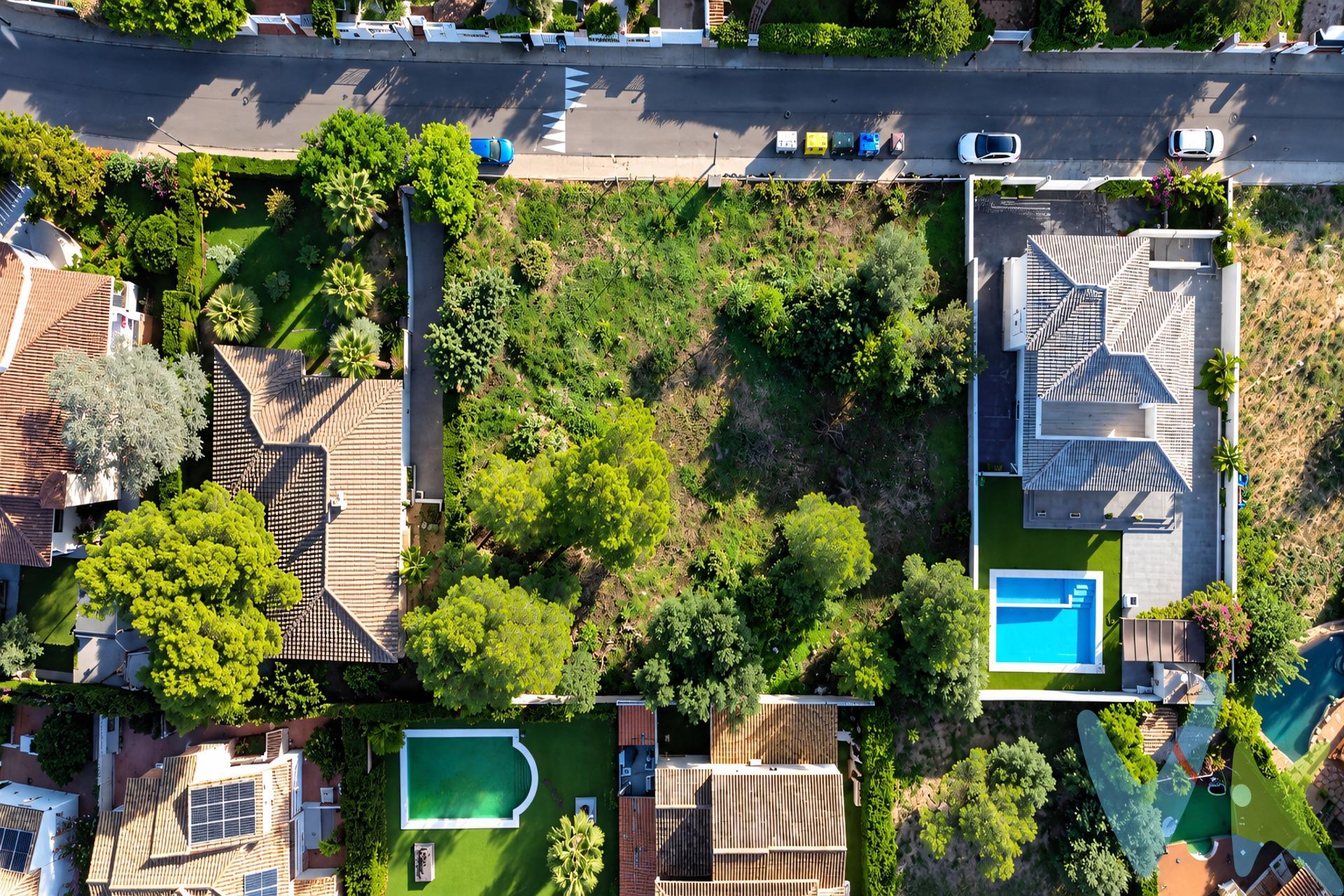 Hay momentos en los que no buscas simplemente una vivienda. Buscas un lugar donde construirla exactamente como siempre la has imaginado. Un lugar donde tus hijos puedan crecer, hacer amigos y practicar deporte. Donde poder disfrutar de una piscina, un jardín, una comida con amigos o una tarde tranquila en familia. Y, sobre todo, un lugar al que realmente te apetezca volver cada día. Esta parcela de 746 m² situada en la Urbanización Monte Real de Torrent ofrece precisamente esa oportunidad: diseñar y construir desde cero una vivienda totalmente adaptada a tu familia y a tu manera de vivir. 746 m² PARA DISEÑAR LA CASA QUE REALMENTE QUIERES. Aquí no tienes que adaptarte a la casa de otra persona. Puedes crear la tuya. Una vivienda cómoda y funcional de una sola planta, si así lo deseas, de aproximadamente 180, 220, 250 o incluso 260-300 m², en función del proyecto y de la normativa aplicable. Puedes imaginar un gran salón conectado directamente con el jardín, cocina abierta, tres o cuatro dormitorios, suite principal, despacho, porches, zona de barbacoa, piscina privada, jardín, aparcamiento…. Una casa contemporánea, mediterránea, minimalista o tradicional. Tú decides cómo quieres vivir y nosotros podemos ayudarte a visualizarlo. En las imágenes y vídeos del anuncio podrás ver no solamente la parcela y su entorno mediante fotografías y tomas de dron, sino también diferentes ideas y proyectos de vivienda que permiten entender todo el potencial que ofrece este terreno. Porque cuando ves únicamente una parcela, ves 746 m² de terreno. Cuando ves el proyecto, empiezas a ver tu futura casa. MONTE REAL: UNA URBANIZACIÓN PARA VIVIRLA. Pero probablemente uno de los mayores valores de esta parcela no esté dentro de sus límites. Está alrededor. Monte Real es una urbanización residencial consolidada donde existe algo cada vez más difícil de encontrar: vida de urbanización, relaciones entre vecinos y un entorno especialmente pensado para disfrutar en familia. Uno de sus grandes protagonistas es el Club Social y Deportivo Monte Real, punto de encuentro para pequeños y mayores. Tenis. Pádel. Fútbol. Piscina. Actividades deportivas. Escuelas y competiciones. Ligas y torneos. Actividades durante todo el año. Y un restaurante dentro del propio club, perfecto para comer, cenar, celebrar eventos o simplemente encontrarse con otros vecinos. Para una familia con niños, todo esto cambia completamente la experiencia de vivir en una urbanización. Los niños pueden practicar deporte, apuntarse a actividades, conocer a otros niños y hacer amigos dentro de su propio entorno. Crecer juntos. Y los padres encuentran también ese espacio de convivencia donde conocer a otros vecinos, practicar deporte, comer, tomar algo o compartir actividades sin necesidad de salir de la urbanización. No compras únicamente el lugar donde construir una casa. Eliges también el entorno en el que quieres que crezca tu familia. TRANQUILIDAD SIN RENUNCIAR A TENERLO TODO CERCA. Vivir rodeado de tranquilidad no significa tener que alejarse de los servicios del día a día. Monte Real se encuentra muy bien comunicada con Torrent y Valencia, con rápido acceso a las principales vías de comunicación. Y a pocos minutos se encuentra la zona comercial de Toll l'Alberca, con grandes superficies, supermercados, restauración, comercios y numerosos servicios. Esto permite combinar dos cosas que no siempre resulta fácil encontrar juntas:. la tranquilidad de vivir en una urbanización residencial y la comodidad de tener prácticamente todo lo necesario a pocos minutos de casa. Torrent está también a escasos minutos y Valencia se encuentra aproximadamente a unos 20 minutos en coche, dependiendo del tráfico y del punto de destino. Puedes vivir rodeado de espacio, tranquilidad y naturaleza sin sentirte aislado. NO QUEREMOS VENDERTE SOLAMENTE UN TERRENO. Queremos ayudarte a saber qué puedes construir aquí y cuánto puede costarte hacerlo realidad. Por eso, si esta parcela encaja con lo que estás buscando, ponte en 