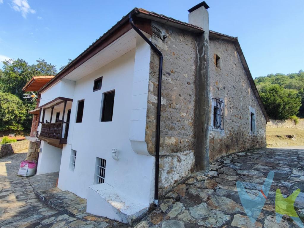 En el tranquilo pueblo de Quintana de Toranzo , rodeada de naturaleza y con unas excelentes vistas se encuentra esta preciosa CASA ADOSADA con todo el encanto de las casas tradicionales de Cantabria y con un enorme potencial.La casa se distribuye en planta baja con una zona de entrada que puede destinarse a garaje, porche, etc. con acceso directo a una amplia cuadra, un gran espacio con enormes posibilidades.En esta misma planta encontramos también un baño completo con bañera y el acceso a la vivienda principal. Al acceder a la casa encontramos un recibidor que nos lleva a una cocina muy espaciosa equipada con una cocina tradicional de leña, a parte de la de gas, después la escalera, que nos lleva a la planta de arriba que cuenta con 4 habitaciones y un amplio balcón. Por esta misma planta se accede al bajo cubierta.Además , la vivienda cuenta con pajar con posibilidades de acondicionarlo para nuevos usos.Frente a la casa se encuentra la huerta , espacio para cultivar o simplemente relajarse en un maravilloso entorno.La vivienda está para entrar a vivir o para hacerle la reforma que corresponda ya que cuenta con espacio suficiente para ello. Quintana de Toranzo se encuentra a 9 Km de Ontaneda y a 47 km de Santander y sus playas, siendo Mogro (Miengo) su playa más cercana, a tan solo 30Km.¡Ven a verla! llámanos y no pierdas esta magnífica oportunidad¡Al comprador se le cobrará el 2 % + IVA de gastos de gestión inmobiliaria.Gastos e Impuestos no incluidos en el precio. Compra sujeta a ITP. El comprador se hará cargo de los costes de la escritura e inscripción en el Registro de la Propiedad. Más información sobre transparencia, impuestos, gastos y condiciones de compraventa en nuestra web www.activanorte.com\"