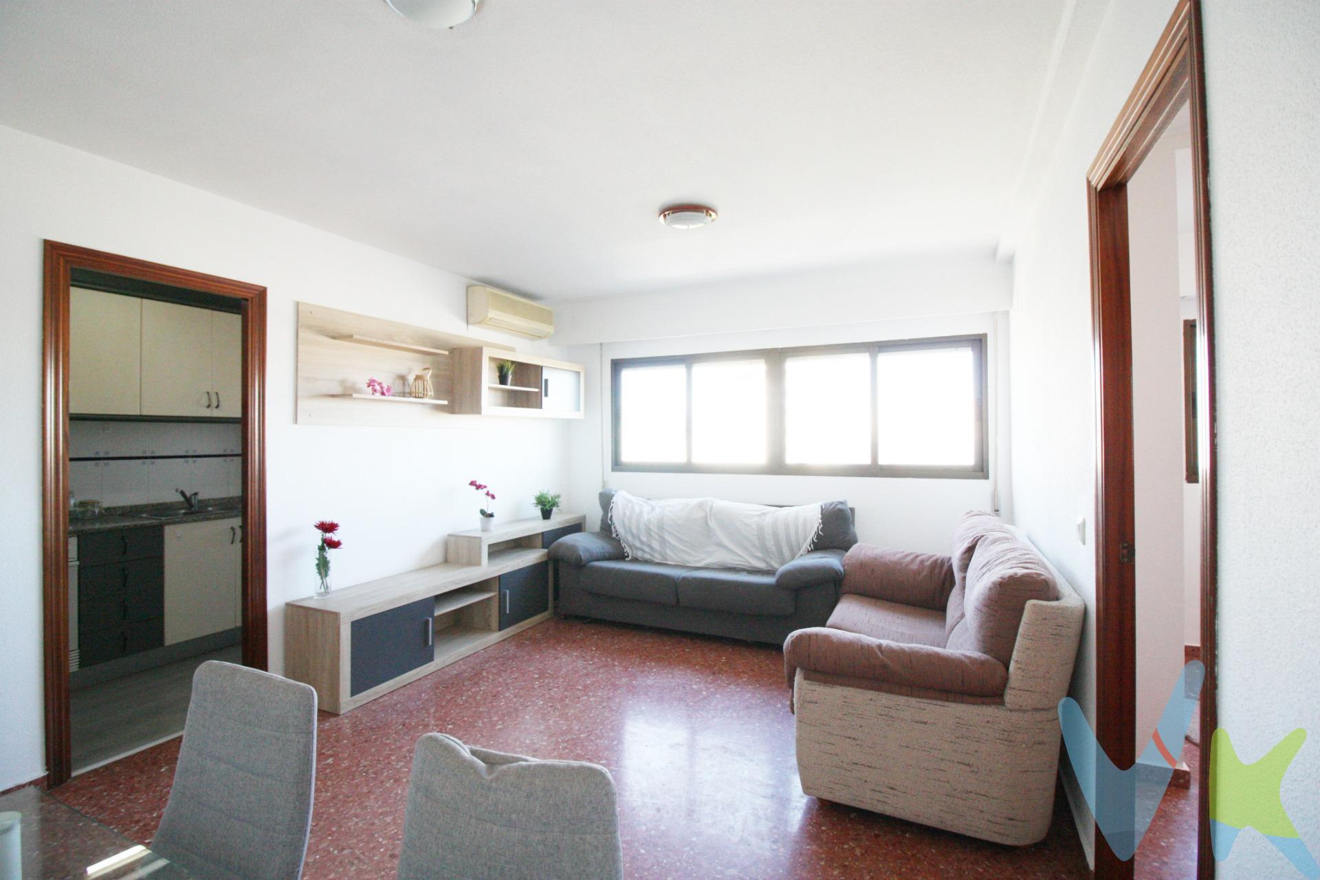 Se pone a la venta este acogedor estudio de un dormitorio situado frente a la Feria de Muestras, en una finca con ascensor y en una ubicación estratégica por su excelente comunicación mediante autobús y metro. La vivienda se distribuye en cocina independiente con salida a galería, salón comedor con agradables vistas despejadas, habitación con entrada de mucha luz natural y un baño completo con bañera. Se entrega lista para entrar a vivir a excepción de la cama, ofreciendo una opción cómoda y funcional en una zona bien conectada y con todos los servicios a su alcance. Se encuentra junto a importantes vías de acceso a la ciudad y dispone de paradas de metro y varias líneas de autobús, lo que permite una conexión rápida tanto con el centro de Valencia como con otras zonas del área metropolitana. Además, su proximidad a la V-30 y CV-35 facilita los desplazamientos en vehículo privado. Es una zona con amplia oferta comercial y de servicios: supermercados, colegios, centros médicos, restaurantes y pequeños comercios, lo que la convierte en un entorno práctico para vivir. También destaca su cercanía a áreas verdes y espacios abiertos, ideales para pasear o hacer deporte. La presencia de la Feria de Muestras y del Palacio de Congresos aporta dinamismo a la zona, con actividad durante todo el año, sin perder un ambiente residencial tranquilo en las calles colindantes. En conjunto, es una ubicación funcional y bien conectada, adecuada tanto para residencia habitual como para quienes buscan una zona cómoda y con buena accesibilidad dentro de Valencia. Entra en nuestro enlace virtual y disfruta de su recorrido: https://my.matterport.com/show/?m=s4FYDvmJoMc. Los datos e información contenida en este anuncio no son vinculantes sino meramente informativos, la oferta está sujeta a cambios de precio, textos, fotos o cualquier otro contenido inesperado, la inmobiliaria se reserva el poder de modificarlo en cualquier momento. La venta de esta vivienda se gestiona mediante contrato de EXCLUSIVA COMPARTIDA por lo que se trabaja con más de 150 Inmobiliarias. Los gastos de la venta tales como notaría, registro y honorarios no están incluidos en el precio. .  .  .  . 