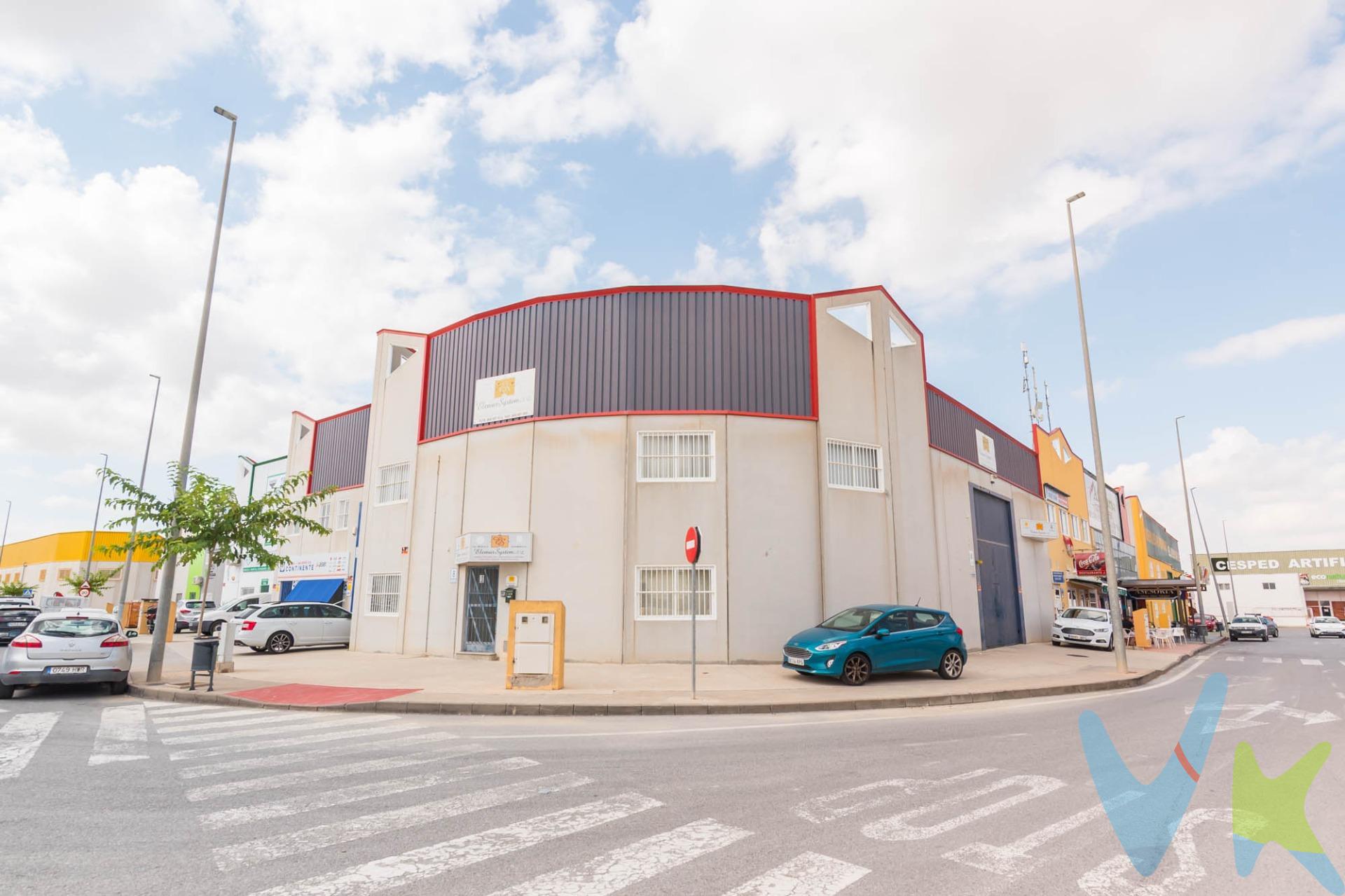 Se ofrece a la venta una excepcional nave industrial de 294 m², ubicada sobre una parcela de 412 m² dentro del Polígono Industrial Base 2000 en Lorquí. Con su estratégica localización, a pocos minutos del centro urbano de Murcia y con acceso directo a la autovía A-30 —y apenas quince minutos hasta la A-7— esta propiedad garantiza conexiones óptimas para maximizar tus operaciones diarias. Construida en el año 2000 y situada a pie de calle, destaca por su imponente fachada que proporciona gran visibilidad. La distribución se organiza en dos plantas versátiles: la planta superior incluye tres oficinas junto con un almacén; mientras que el nivel principal alberga un baño completo adicionalmente equipado con otro aseo separado, además de un taller espacioso (40 m2) complementado por casi cien metros cuadrados destinados al almacenamiento. Asimismo, dispondrá del necesario acceso para vehículos industriales sumado a amplias áreas maniobrables tanto internas como externas al local. Esta propiedad está lista para iniciar actividades comerciales inmediatamente y forma parte de un entorno empresarial consolidado donde tu negocio podrá prosperar rápidamente. Por último, queremos destacar que los propietarios confían plenamente en nosotros al habernos contratado exclusivamente para facilitarles este proceso vital: vender uno sus bienes más preciados –su hogar– lo cual brinda garantías adicionales hacia ti como comprador nuestro compromiso es ofrecerte servicios excepcionales sin interferencias ajenas durante toda gestión ofreciendo información clara acerca documentación necesaria o cualquier duda pueda surgir.