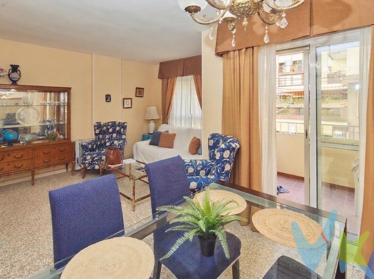 Espacio, comodidad y una ubicación privilegiada para disfrutar de Cádiz todos los días. ¿Buscas una vivienda para crear tu hogar, disfrutar de la vida en familia y tener la playa a pocos minutos de casa? ¡Esta puede ser la oportunidad que estabas esperando!. En el demandado barrio de La Laguna, te presentamos esta vivienda exterior de 92 m², perfecta para quienes desean establecer su residencia habitual en Cádiz sin renunciar al privilegio de vivir junto al mar. La vivienda cuenta con una distribución cómoda y funcional, con espacio para cada momento de tu día a día. Dispone de un acogedor salón con salida a una agradable terraza de 4 m², ideal para desayunar al aire libre o disfrutar de un momento de tranquilidad; una cocina independiente con amplio lavadero, tres dormitorios y un baño completo. Su carácter exterior y sus posibilidades la convierten en una interesante opción para parejas, familias o quienes buscan una vivienda donde construir su próximo proyecto de vida. Y lo mejor de todo: su ubicación. Vivir en La Laguna significa tener la emblemática Playa Victoria a escasos metros, además de comercios, colegios, servicios y todo lo necesario para hacerte la vida más cómoda. Porque no se trata solo de comprar una vivienda, sino de elegir cómo quieres vivir. Una vivienda que te permite salir a pasear junto al mar, disfrutar de Cádiz durante todo el año y volver cada día a un hogar en una de las zonas más atractivas de la ciudad. También ideal como segunda residencia para quienes sueñan con tener su propio rincón junto al mar.  LA LAGUNA, CÁDIZ | 92 m² | 3 DORMITORIOS | JUNTO A PLAYA VICTORIA. ¡Tu próxima etapa puede empezar aquí! Contacta con nosotros y solicita tu visita. Ven a descubrir esta vivienda y comprueba todo lo que puede ofrecerte.