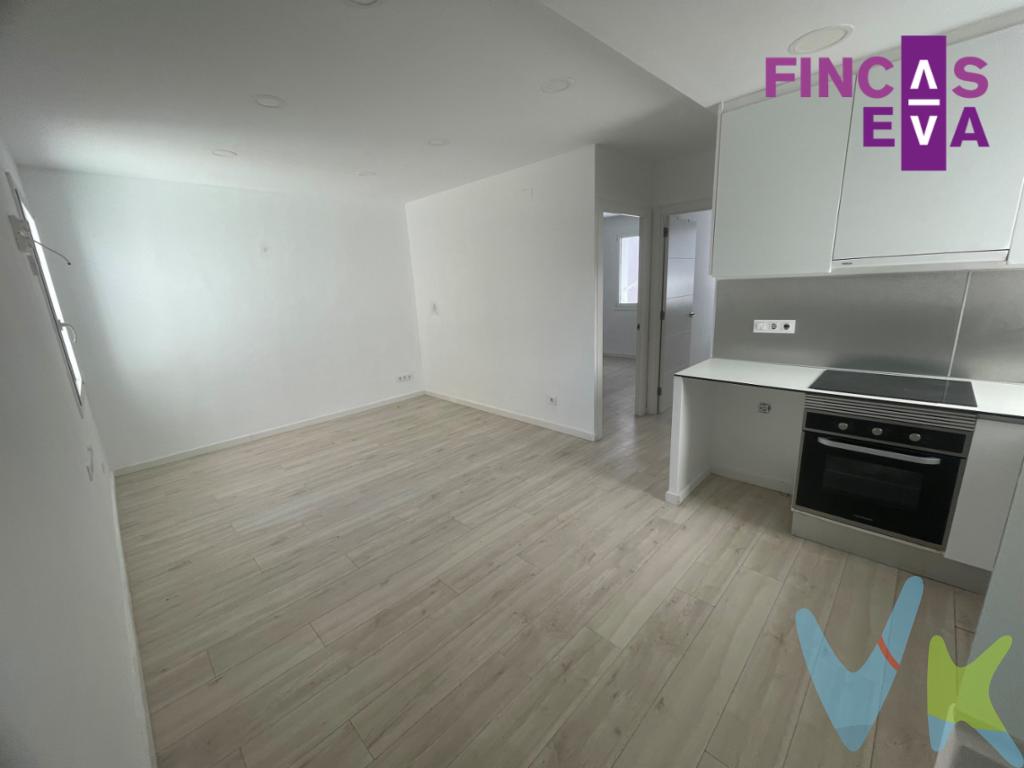 Ubicada en una finca de 1924 en la zona de El Clot, esta vivienda destaca por su altura y luminosidad. Se trata de una 5ª planta real, con ascensor, lo que garantiza tranquilidad y excelentes vistas despejadas.Con 55m² construidos, la vivienda se distribuye de forma muy funcional. Dispone de dos dormitorios dobles. Un baño completo, equipado con plato de ducha que ofrece comodidad y practicidad.La cocina es abierta al salón-comedor. Dispone de luz natural en todas las estancias. Se encuentra en perfecto estado.Honorarios incluidos en el precio de venta.Los impuestos derivados de la compraventa y los gastos de notaría, registro y gestoría no están incluidos en el precio y serán asumidos por la parte compradora.