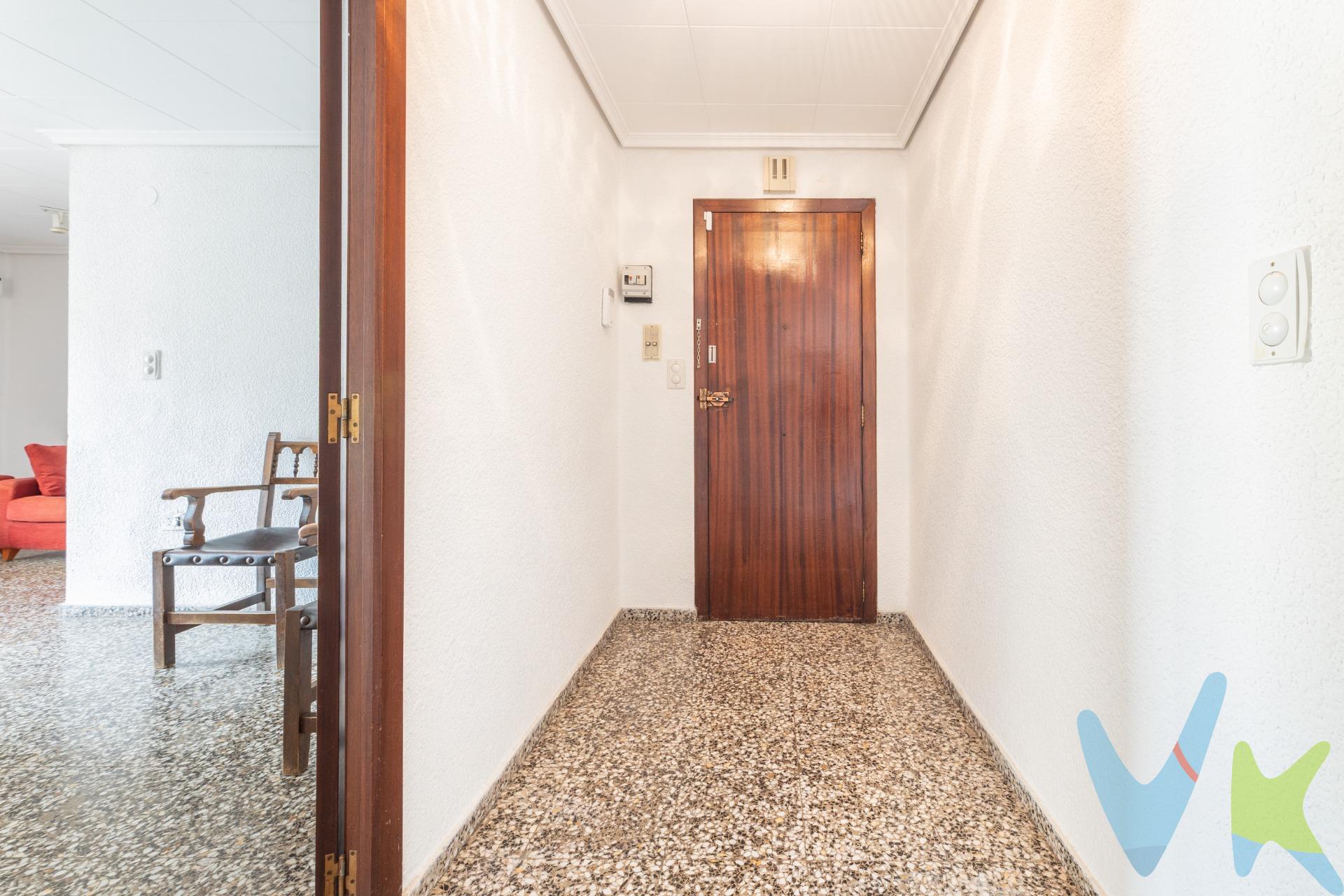 Descubre este espacioso y luminoso piso con una ubicación privilegiada, a un paso del centro y de todos los servicios. Una vivienda con encanto y muchas posibilidades, perfecta para quienes buscan espacio, comodidad y una inversión con futuro. La casa, conocida como la casita de los maestros, destaca por su gran tamaño y su excelente distribución:. 	•	4 dormitorios amplios. 	•	2 baños completos. 	•	Gran salón con luz natural durante todo el día. 	•	Cocina independiente y zona de comedor. El piso da a dos calles, por lo que disfruta de ventilación cruzada y mucha luminosidad. Además, no se puede construir detrás, garantizando vistas despejadas y privacidad. Aunque la vivienda necesita una actualización, su estructura, amplitud y ubicación la convierten en una oportunidad única en la zona. Ideal tanto para una familia como para quien quiera reformar y crear la casa de sus sueños. 📍 Ubicación excelente: cerca del centro, colegios, comercios, transporte y todos los servicios — no necesitas coche para nada. La descripción y los datos del presente inmueble tienen carácter meramente informativo y en ningún caso contractual. En el precio de la vivienda no están incluidos los honorarios de agencia, gastos de compraventa y/o financiación. Por mandato expreso del propietario, comercializamos este inmueble en exclusiva compartida, lo que garantiza un servicio de calidad, un trato fácil y personalizado, una gran difusión en nuestras redes compartidas y sin interferencias de terceros. Por este motivo se ruega no molestar al propietario, a los ocupantes de la propiedad, a los vecinos o conserjes del edificio si los hubiera. Si eres una agencia, llámanos colaboraremos contigo. Muchas gracias.