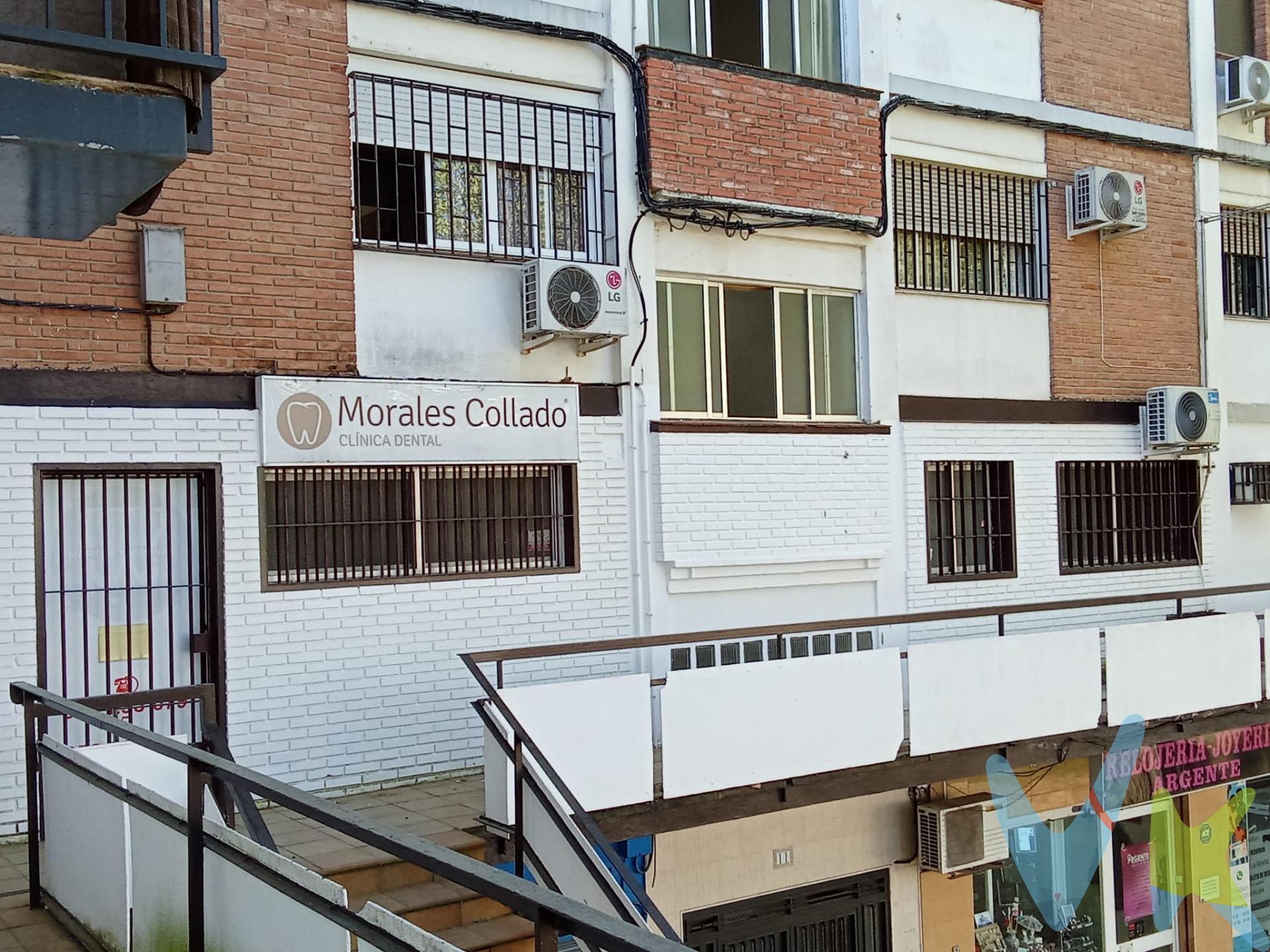 Oportunidad de inversión!! se trata de 2 locales comerciales, 72m2 y 36m2, ambos unidos en la actualidad y con 2 posibles accesos, desde el portal o desde la primera planta accediendo a ella por las escaleras exteriores, los locales son aptos para convertirlos en 2 loft de aprox. 40m2 cada uno o en una única vivienda de 108m2, por lo que se convierte en una inversión muy interesante. Anteriormente era una clínica, las fotos son del estado actual. IMPORTANTE: . - Se trata de dos fincas registrales diferentes, por lo que se pagan 2 cuotas de IBI y 2 cuotas de comunidad. Los locales se pueden volver a separar colocando el tabique original y abriendo la puerta de acceso desde el interior del portal. - Los gastos de IBI y comunidad son por los dos inmuebles. INFORMACIÓN RELEVANTE. Para cumplir con la normativa vigente tenemos a disposición del cliente el Documento Informativo Abreviado (DIA) así como la información mínima solicitada en el artículo 31 de la Ley 12/2023, de 24 de mayo, por el Derecho a la Vivienda. Respecto al precio de venta indicado, éste, no tiene caducidad, y puede ser alterados sin previo aviso. En caso de venta, el precio corresponde únicamente al inmueble, sin incluir mobiliario, salvo se indique lo contrario, y de forma expresa. En cumplimiento de las obligaciones de información previstas en la Ley 10/2025, de 28 de diciembre, de servicios de atención a la clientela y transparencia, así como en la normativa sectorial vigente, se hace constar que el precio indicado NO INCLUYE los gastos e impuestos inherentes a la adquisición, los cuales se desglosan a continuación:. • Impuesto sobre Transmisiones Patrimoniales (ITP)(*): Se aplicará el tipo impositivo vigente en la Comunidad Autónoma de Andalucía (generalmente el 7%), sin perjuicio de tipos reducidos del 3,5%, 1,2% o 1% aplicables según las circunstancias personales del comprador o las características del inmueble. El impuesto se devenga sobre el Valor de Referencia de Catastro o el precio de venta, aquel que resulte superior. • Honorarios Agencia del comprador: 2,5 % del precio final de venta más el 21% de IVA (con un mínimo de 3.500 € más el 21% de IVA). • Gastos de Notaría: Los honorarios notariales se calcularán conforme al arancel oficial regulado en el Anexo I, del Real Decreto 1426/1989, de 17 de noviembre, por el que se aprueba el arancel Notarial. • Gastos de Registro: La inscripción en el Registro de la Propiedad se facturará según el arancel oficial establecido en el ANEXO I, del Real Decreto 1427/1989, de 17 de noviembre, por el que se aprueba el arancel Notarial. • Gastos de Gestión (Gestoría): Los honorarios por la tramitación administrativa, liquidación de impuestos e inscripción registral ascienden a unos 600€ aproximadamente (IVA incluido). (*)Para una información exhaustiva sobre el funcionamiento, tipos impositivos y bonificaciones del ITP en Andalucía, puede consultar el portal oficial de la Agencia Tributaria de la Junta de Andalucía. FINANCIACIÓN: Si lo desea, ponemos a su disposición un estudio profesional previo, gratuito y personalizado de financiación para la compra del inmueble. 