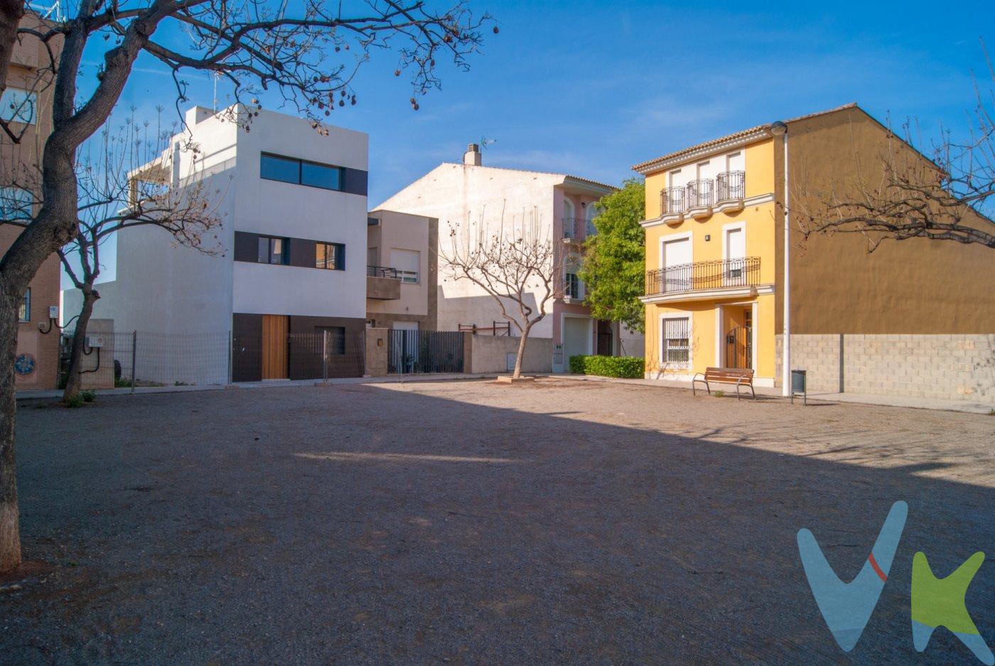 Se vende solar urbano en Puçol, en el barrio de Santigons, con acceso directo tanto por la calle Mercè de Redoreda , donde se puede acceder como garaje , como a la dirección principal en la plaza de Rosalía de Castro , donde entraríamos a  nuestra vivienda. En la actualidad el terreno se encuentra cerrado y con acceso desde la calle Mercè de Redoreda, disponemos de 5.5 metros de fachada tanto por Mercè de Redoreda como por la plaza de Rosalía de Castro. Santigons es la última zona que se habilito en Puçol  como suelo urbano  para la construcción de casas residenciales , sin pertenecer a ninguna urbanización,  para que se puedan construir la vivienda al gusto de la personas que compren el terreno. Poder distribuir tu propia vivienda, decidiendo distribuciones interiores , patios , terrazas , orientaciones de las habitaciones , entrada a un garaje individual , poder retranquear la fachada para disponer de un patio antes de acceder a la vivienda, etc. esta a tu alcance con un terreno como este , en la zona mas nueva de Puçol , rodeada de casas independientes en su mayoría , bastantes zonas verdes , plazas entre edificios, es sin duda  la zona mas tranquila de Puçol . En esta zona el ayuntamiento en su departamento de Urbanismo  lo  denomina Ensanche  Sector -3 , donde se pueden construir hasta 3 alturas, el terreno mínimo ha de tener 80 metros en la parcela y de  fachada mínimo 5 metros, por lo que cumple perfectamente con los requisitos del ayuntamiento  para poder construir la casa de tus sueños.  .  “El precio indicado no incluye gastos ni otros conceptos. A tal efecto, se informa que al referido precio habrá que añadirle los gastos propios de la transmisión inmobiliaria, entre los que cabe enumerar los siguientes: honorarios notariales, impuesto al que se encuentre sujeta la transmisión (Impuesto sobre el Valor Añadido o Impuesto sobre Transmisiones Patrimoniales y Actos Jurídicos Documentados, según el caso), gastos de inscripción en el Registro de la Propiedad y honorarios de intermediación de la agencia inmobiliaria”.  .  Por mandato expreso del propietario, comercializamos este inmueble en exclusiva, por lo que garantizamos un servicio de calidad, un trato fácil, sencillo y sin interferencias de terceros. Por este motivo, se ruega no molestar al propietario, a los ocupantes de la propiedad, a los vecinos, o conserjes del edificio o urbanización si los hubiera. Muchas gracias por su comprensión. Si usted es agencia inmobiliaria y tiene un cliente para este inmueble, llámenos, estaremos encantados de colaborar en esta y otras operaciones.  .  Este inmueble se vende en cuerpo cierto y las medidas expuestas en el anuncio son aproximadas.  .  