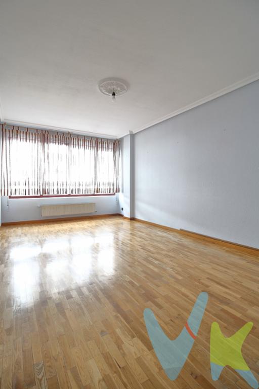 Ponemos a la venta un coqueto piso en pleno centro de Gijón, en la plaza de Europa.El piso consta de dos amplias habitaciones, ambas con armario empotrado y la principal con baño en suite y gran plato de ducha con mampara, otro baño , cocina, salón y trastero.A través del hall de entrada entramos en el salón, amplio y con mucha ventana, da al exterior lo mismo que la habitación principal. La cocina está amueblada para ser práctica y con suficiente almacenaje. Tiene una práctica terraza cubierta, ideal para tender la ropa ya que entra el sol toda la mañana y medio día. La segunda habitación tiene espacio suficiente para poner dos camas o cama matrimonial, el armario es espacioso y con puertas correderas. El segundo baño actualmente no tiene plato de ducha pero tiene el desagüe y los puntos de agua. El piso es muy bonito ya que no tiene perdida de espacios al no tener apenas pasillo. En la parte alta del edificio, en el mismo precio va incluido un amplio trastero. Si quiere vivir en el centro de Gijón, rodeado de parques : Plaza de Europa y el Parque de Begoña, con supermercados y colegios en la zona, NO LO DUDE, es su oportunidad. Llámenos y se lo enseñaremos gustosamente. Contamos con más de 35 años de experiencia acreditada y nuestro objetivo es garantizarle un servicio de compra humano, ético, de calidad, fácil y seguro. Nuestro equipo lo integran agentes con la titulación AIR (Agente Inmobiliario Registrado), somos CRS (Council of Residential Specialist) y API. (Agente de la Propiedad Inmobiliaria Colegiado nº248). Contamos con un seguro de Caución que nos permite garantizar el depósito de las cantidades entregadas por nuestros clientes.Te ayudamos con la financiación con las mejores condiciones hipotecarias hasta el 100%.Consulte en nuestras reseñas de Google lo que opinan los clientes que ya han trabajado con nosotros.El precio no incluye gastos de notaría, registro e impuesto de transmisiones.