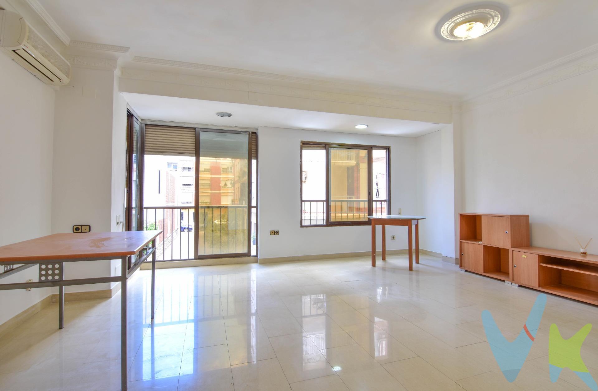 Te presentamos esta estupenda vivienda ubicada en una zona tranquila y bien comunicada de Alzira. Un piso ideal para quienes buscan comodidad y funcionalidad. ✨ Características destacadas:. 3 habitaciones amplias y versátiles. 1 baño completo. Salón-comedor luminoso y acogedor. Cocina equipada. 1ª planta con ascensor, perfecta para facilitar el acceso. Gran luminosidad y excelente distribución. La vivienda dispone de trastero. . Vivienda en buen estado, lista para entrar a vivir desde el primer día. Cerca de todos los servicios: supermercados, colegios, zonas verdes, transporte público y comercios. Si buscas un hogar cómodo, práctico y bien ubicado… ¡este piso es para ti!. No lo dudes, ¡ven a verlo!. *Nota: Agencia Registrada con el Nº 1018 en el Registro Obligatorio de Agentes Inmobiliarios de la Comunitat Valenciana. Puede consultar en la web de la GVA. La oferta está sujeta a cambios de precio o retirada del mercado sin previo aviso. En el precio de venta no están incluidos el impuesto del ITP, gastos de Notaría, los honorarios de agencia y los gastos de financiación, si la hubiese. Este anuncio no es vinculante, puede contener errores, se muestra a titulo informativo y no contractual*. *Por mandato expreso del propietario, comercializamos este inmueble en exclusiva, lo que le garantiza el acceso a toda la información, a un servicio de calidad, un trato fácil, sencillo y sin interferencias de terceros. Por este motivo, se ruega no molestar al propietario, a los ocupantes de la propiedad o a los vecinos. Muchas gracias por su comprensión. Si usted es agente inmobiliario y tiene un cliente para este inmueble, llámenos: estaremos encantados de colaborar. *. *Nuestro departamento financiero puede conseguir tu financiación. ¡ Consúltanos! *.