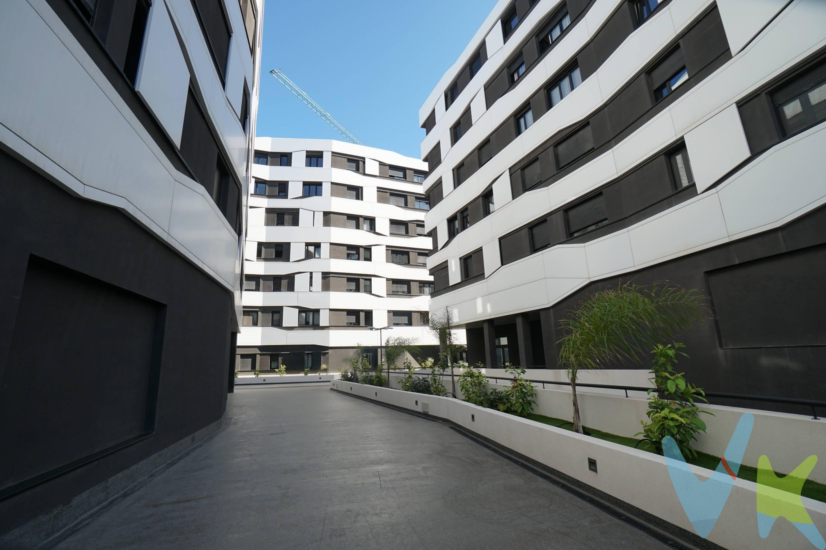 ¡Descubre tu nuevo hogar en este exclusivo piso a estrenar con todas las comodidades que siempre has soñado! Con 4 habitaciones espaciosas, 2 baños elegantes, un acogedor salón, y una cocina moderna y funcional, este inmueble es la combinación perfecta de confort y estilo. Ubicado estratégicamente cerca del Hospital Doctor Negrín, este piso ofrece la tranquilidad de tener atención médica cercana. Además, su proximidad a la famosa playa de Las Canteras te brinda la oportunidad de disfrutar de días soleados y relajantes momentos frente al mar. ¿Te encanta ir de compras? Este hogar se encuentra a pocos minutos de reconocidos centros comerciales, donde podrás encontrar una amplia variedad de tiendas y opciones gastronómicas. Los colegios cercanos hacen de esta ubicación una elección ideal para familias, asegurando una educación de calidad para tus seres queridos. La excelente conexión de transporte facilita desplazarse por la ciudad, permitiéndote aprovechar al máximo todo lo que este lugar tiene para ofrecer. Además, contar con un garaje y trastero proporciona la comodidad que necesitas para almacenar tus pertenencias de manera segura. ¿Te preocupa mantenerte en forma? No hay problema. Este complejo residencial incluye un gimnasio totalmente equipado, para que puedas mantener tu rutina de ejercicios sin salir de casa. Además, podrás relajarte y disfrutar de días soleados en la piscina, convirtiendo tu hogar en tu propio oasis privado. No pierdas la oportunidad de vivir en este espectacular piso que combina lujo, comodidad y ubicación privilegiada. ¡Contáctanos hoy para agendar una visita y descubre tu nuevo hogar!