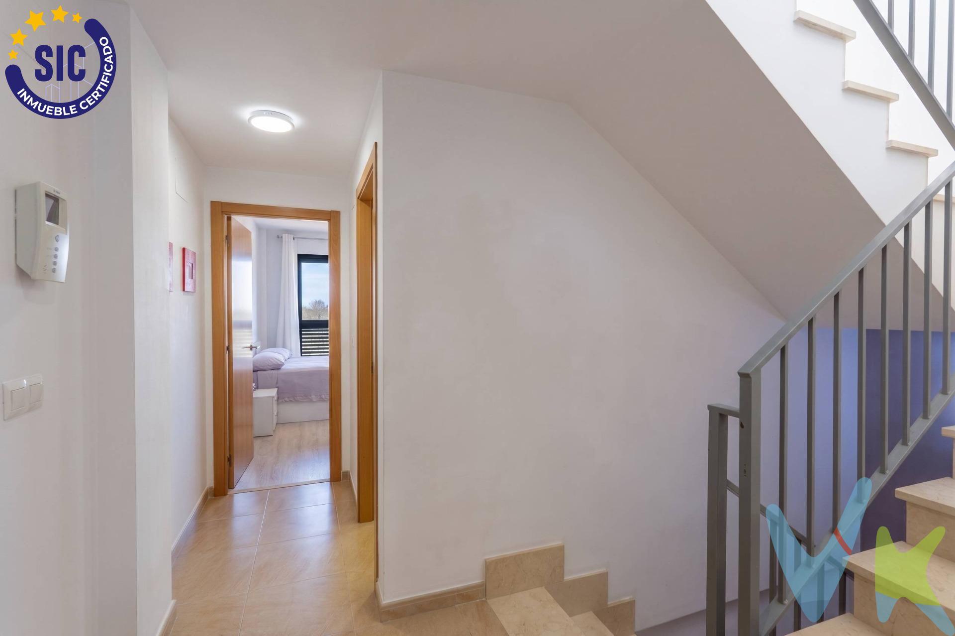 Tranquilidad y Amplitud en Onda. Unifamiliar de 4 Niveles con Terrazas. Ubicada en una de las zonas mas funcionales y tranquilas de Onda, ideal para quienes buscan un estilo de vida equilibrado. Se trata de una vivienda versátil que ofrece el espacio extra y las zonas exteriores privadas perfectas para adaptarse a todas sus necesidades. La propiedad cuenta con 234 m² construidos. Se distribuye en salón-comedor, cocina y zona de lavandería. Dispone de tres dormitorios (uno de ellos como buhardilla), dos baños completos y un aseo. Además, incluye garaje, armarios empotrados en todas las habitaciones, y zonas exteriores como balcón y terrazas.. Planta baja  (Garaje y Zona Polivalente): Amplio espacio con puerta automatizada y acceso directo al interior. Perfecto como zona de trabajo, gimnasio o taller. Planta primera (Zona social): Terraza delantera de bienvenida. Salón-comedor independiente, aseo de cortesía y cocina funcional con salida a patio trasero (techado al 50%) que integra la zona de lavandería. Planta segunda (Descanso): Habitación principal con balcón privado y baño completo. Segunda habitación doble de grandes dimensiones y baño completo. Planta tercera (Espacio diáfano): Buhardilla ideal como tercer dormitorio o despacho. Dispone de dos terrazas  que garantizan ventilación cruzada y vistas despejadas. Una vivienda lista para entrar a vivir, con una estructura sólida y espacios optimizados. ¡Ven a visitarla y descubre tu próximo hogar!. La descripción del presente inmueble e imágenes tienen mero carácter informativo y en ningún caso carácter contractual, pudiendo ser modificados por la inmobiliaria comercializadora sin que ello implique responsabilidad alguna frente a terceros. VENTA:. PVP 215.000€. Gastos e impuestos no incluidos en el precio. La compra conlleva impuestos y gastos de formalización para el comprador. A título orientativo se informa que en segundas transmisiones el ITP con carácter general en Valencia es del 10%, pudiendo existir otros tipos impositivos atendiendo a las circunstancias personales del comprador u otras circunstancias previstas legalmente. Base imponible del impuesto el mayor valor entre el precio de compraventa, la tasación o el valor de referencia catastral. En cuanto a los gastos de notaría y registro, en su caso, suelen oscilar aprox. entre 1,5% y 2,5% (aranceles variables según precio, n.º de copias y complejidad). El comprador elige notario. Si el comprador precisase de hipoteca: tasación, condiciones y costes bancarios serán según entidad elegida por el comprador, así como los gastos de gestoría, y cualesquiera otros gastos inherentes a la formalización de la compraventa que legalmente correspondan a la parte compradora, salvo pacto expreso en contrario con el vendedor. El consumidor tiene, conforme a la normativa vigente, a su disposición información y documentación adicional relativa al inmueble y condiciones de la compraventa, que podrá ser consultada en C/Joaquín Costa 4, bajo 46005 Valencia o urbe2@remax.es. Honorarios de mediación inmobiliaria a cargo del COMPRADOR: (3% del precio final de venta más IVA (21%), salvo otro pacto.); y de VENDEDOR (según acuerdo con el mismo). Se informa al consumidor que la agencia actúa como intermediaria inmobiliaria en la operación, estando cualquier eventual compraventa y sus condiciones sujeta a la aceptación expresa del propietario-vendedor y a la posterior formalización del correspondiente contrato.
