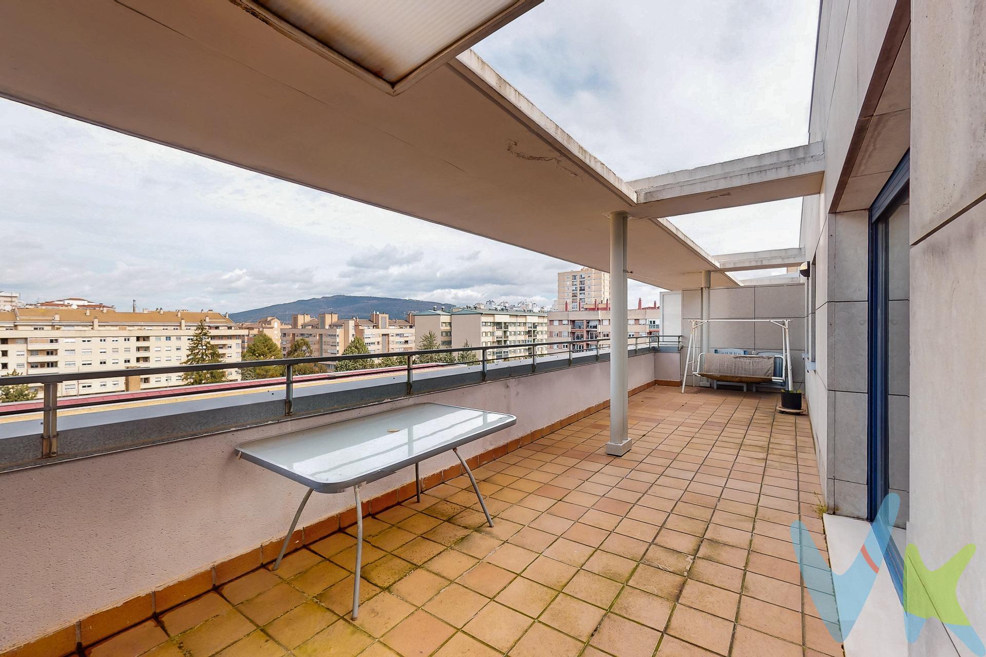 Se vende precioso ático en Barañain, ideal para quienes buscan comodidad y estilo de vida moderno. Este acogedor ático cuenta con una amplia terraza de 30 metros cuadrados, perfecta para disfrutar de momentos al aire libre, organizar reuniones o simplemente relajarse con excelentes vistas despejadas. La propiedad consta de dos habitaciones luminosas y bien distribuidas, lo que la convierte en un hogar ideal para parejas o pequeñas familias. Además, dispone de un baño completo, moderno y funcional. El precio incluye una plaza de garaje, lo que facilita el estacionamiento sin complicaciones, y un trastero, ideal para almacenar objetos adicionales y mantener el hogar ordenado. Con una excelente ubicación en Barañain, el ático está cerca de todos los servicios y tiene fácil acceso a las principales vías de comunicación, lo que proporciona una gran conectividad con el resto de la ciudad. No pierdas la oportunidad de vivir en este encantador ático, que combina confort, funcionalidad y una ubicación excelente. GASTOS E IMPUESTOS NO INCLUIDOS.