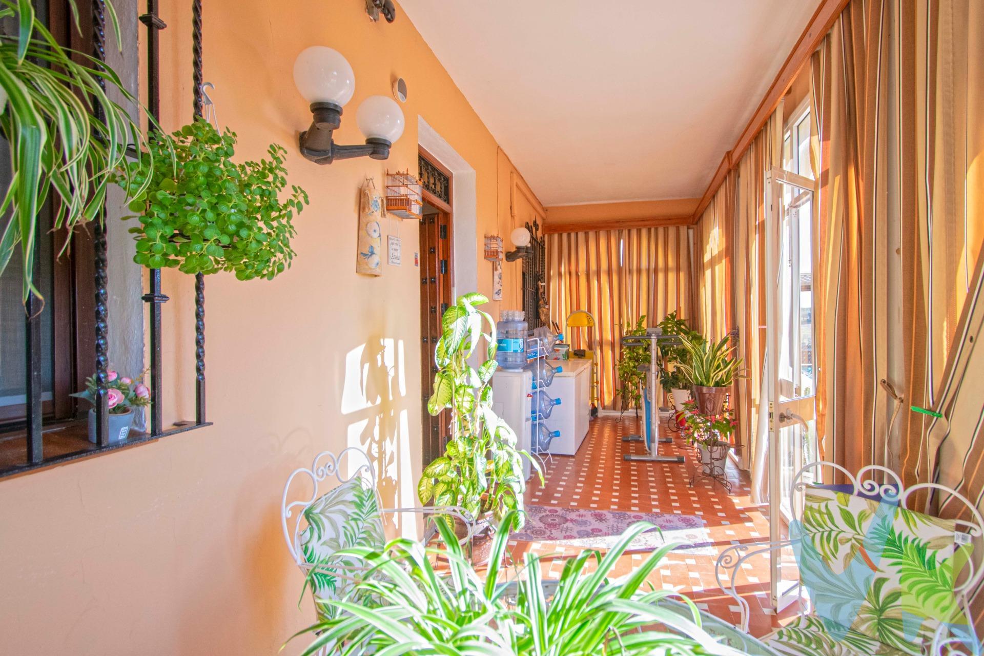 Vivienda en venta en Mairena del Alcor, Urbanización Los Olivos, a tan solo 35 km de la capital en coche. Chalet rústico de 220 m2 construidos y 4.000 m2 de parcela. Se compone de 4 dormitorios, 2 baños completos, cocina independiente amueblada y equipada, terraza de 20 m2, plaza de garaje, trastero, jardín y piscina privados y zona deportiva. . La vivienda cuenta con dos armarios empotrados, puertas de sapeli, suelos de terrazo (y de gres en la cocina), y 4 splits de aire acondicionado frío/calor. Todas las estancias se encuentran en una única planta, lo que facilita su accesibilidad a todas ellas. Además, cuenta con una nave de 90 m2 a modo de salón de ocio con aseo independiente, cocina y chimenea. Hogar perfecto para una gran familia. Llámenos sin compromiso para concertar una visita. Estaremos encantados de atenderle. SE VENDE SIN AMUEBLAR. Informamos a nuestros clientes que el precio de venta no incluye lo siguiente: Honorarios de la agencia inmobiliaria, Impuestos (I.T.P., I.V.A. o A.J.D., en su caso) ni otros gastos de la compraventa (gastos de Registro de la Propiedad, Notaría, Gestoría ni de posible Financiación). Documento F.I.S. a disposición del consumidor según Decreto 218/2005 Junta de Andalucía.