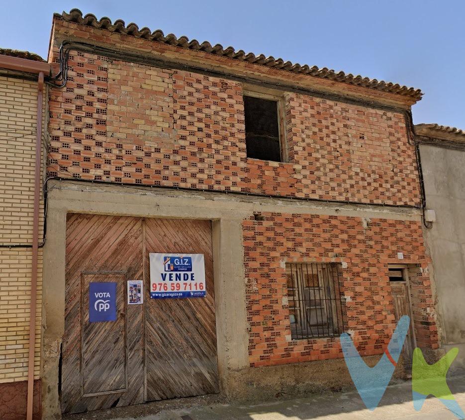 Boquiñeni, Calle Fernando el Catolico, 11.- Casa unifamiliar en dos plantas, con construcción "Aguas Fuera", totalmente diáfano para distribuir y terminar a gusto del comprador. Cochera y Corral diáfano.  Parcela tras segregación pendiente de aprox 600m2. Toma de agua y vertido de red. Pueblo con todos los servicios a 42km de Zaragoza, dirección Ctra Logroño. Buenas comunicaciones. No dejes de ver nuestro reportaje fotográficovideo de la población donde podrá ver con todo detalle este inmueble. El precio indicado no incluye impuestos, gastos de notaría, registro y honorarios de intermediación.