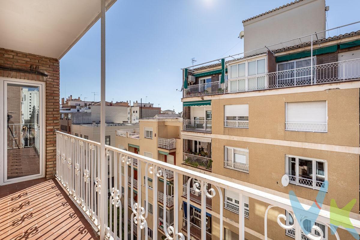 ✨ PISO DE ALTO POTENCIAL JUNTO A AV. CONSTITUCIÓN – INVERSIÓN O VIVIENDA PREMIUM ✨. Se presenta una oportunidad única en una de las zonas con mayor proyección de Granada: El consolidado barrio de Los Pajaritos. Ubicado en Calle Cisne, a escasos metros de Avenida de la Constitución, este amplio piso exterior destaca por su excelente orientación y luminosidad durante todo el día. La vivienda cuenta con 5 habitaciones y 2 baños, ofreciendo un sinfín de posibilidades: desde una espectacular vivienda familiar hasta una inversión altamente rentable (ideal para alquiler por habitaciones o estudiantes). Situado en una quinta planta con ascensor, el inmueble combina altura, luz y privacidad, en un entorno urbano con todos los servicios a pie de calle. 📍 Ubicación inmejorable:. * A pocos minutos de la estación de tren Estación de Granada. * Conexión directa con el centro, junto a parada de metro y buses. * Rodeado de comercios, supermercados, restaurantes, centros educativos, y hospitales. 🚗 Posibilidad de garaje (valor añadido en la zona). 💡 Una propiedad con enorme potencial en una de las áreas con mayor revalorización de la ciudad. Perfecta para quienes buscan rentabilidad o diseñar la vivienda de sus sueños en una ubicación estratégica. Ref. N375. * El PVP indicado no incluye impuestos ni gastos de Escritura. * Honorarios agencia no incluidos. * Las superficies expresadas en esta página tienen carácter descriptivo y son aproximadas. * Los precios pueden ser susceptibles de modificación sin previo aviso. * Esta vivienda se vende SIN muebles.