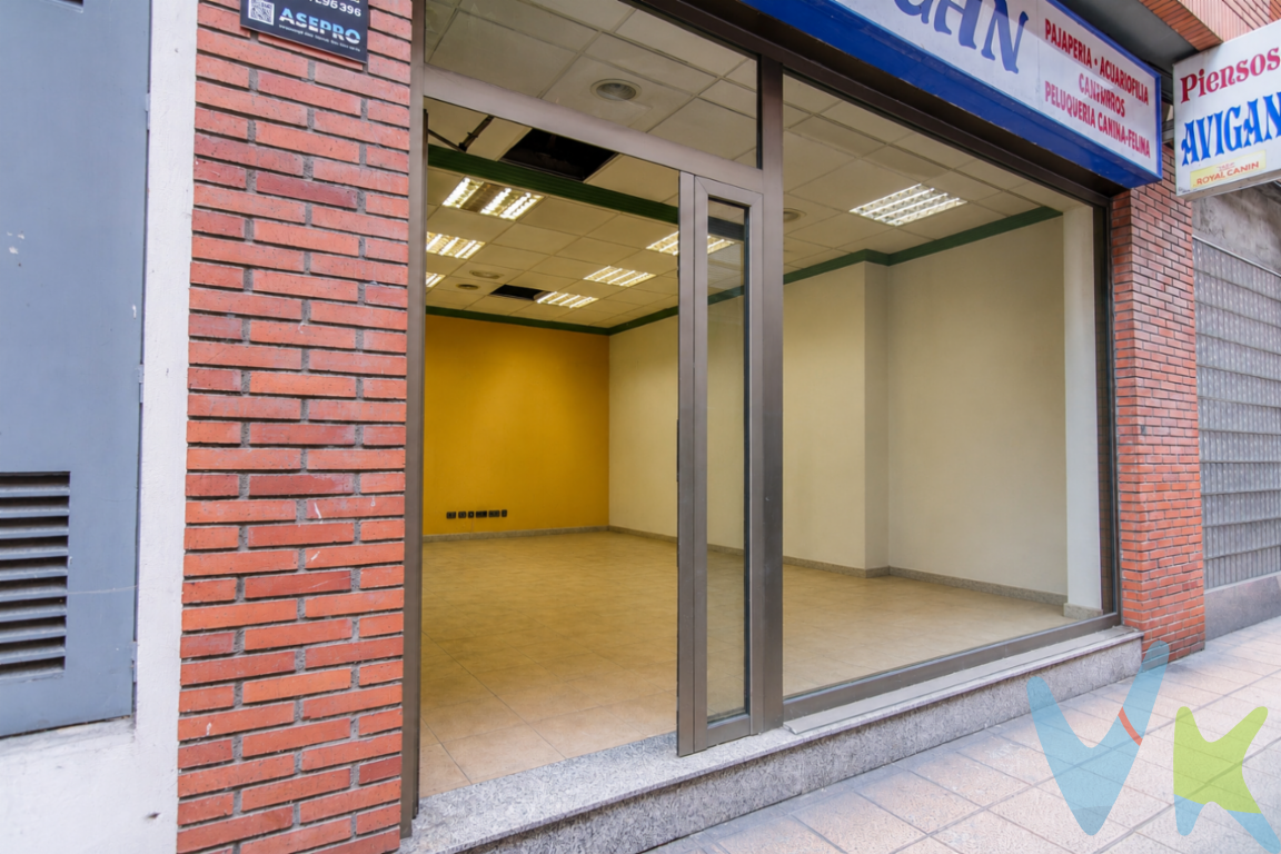 Se presenta una excelente oportunidad para adquirir un amplio local comercial con un gran potencial para desarrollar todo tipo de actividades. Este inmueble, construido en 1969, destaca por su amplitud, versatilidad y ubicación estratégica, convirtiéndose en una opción muy interesante tanto para quienes desean implantar su propio negocio como para inversores.Su situación es uno de sus principales atractivos. Se encuentra en una zona consolidada, rodeada de comercios, servicios y viviendas, lo que favorece un flujo constante de personas durante todo el día. Además, dispone de excelentes comunicaciones, con la estación de tren y varias líneas de autobús a pocos minutos, facilitando el acceso tanto a clientes como a trabajadores desde Sama y las localidades cercanas. La conexión con las principales vías de comunicación también permite un cómodo acceso en vehículo privado.El local ofrece un espacio amplio y diáfano que permite adaptarlo fácilmente a las necesidades de cada proyecto. Su distribución proporciona una gran flexibilidad para organizar diferentes zonas de trabajo, atención al público, almacenamiento o exposición, según la actividad que se desee desarrollar. Los techos altos aportan mayor sensación de amplitud y permiten aprovechar al máximo toda la superficie disponible.Gracias a sus características, el inmueble resulta ideal para una gran variedad de usos, como comercio, oficinas, despachos profesionales, academias, clínicas, centros médicos, gimnasios, estudios, coworking, centros de formación, exposición, restauración o cualquier otra actividad relacionada con el sector servicios.La sólida construcción del edificio ofrece una excelente base para adaptar el espacio a las necesidades de cada negocio, permitiendo crear un entorno funcional, moderno y acorde con la imagen de cada empresa.Uno de sus principales atractivos es su amplia fachada a una calle de gran tránsito, que proporciona una magnífica visibilidad y una importante presencia comercial. Un escaparate perfecto para reforzar la imagen del negocio y captar la atención de clientes potenciales.El entorno comercial y residencial en el que se ubica genera un movimiento constante de personas y favorece la actividad diaria. La proximidad de otros establecimientos y servicios crea sinergias que aportan un valor añadido a cualquier proyecto empresarial.Además de sus posibilidades como espacio para desarrollar un negocio, este local representa una interesante oportunidad de inversión en una zona consolidada y con demanda de inmuebles comerciales.Si busca un local amplio, bien comunicado y con numerosas posibilidades de adaptación, esta propiedad reúne las condiciones necesarias para convertirse en el espacio que necesita.No deje pasar esta oportunidad. Contacte con nosotros para obtener más información o concertar una visita. Estaremos encantados de enseñarle todo el potencial que ofrece este magnífico local comercial.HONORARIOS: El precio de venta no incluye los gastos e impuestos derivados de la operación. Corresponden al comprador el pago del Impuesto sobre Transmisiones Patrimoniales (ITP), calculado sobre el valor más alto entre el precio de venta y el valor de referencia catastral, así como los honorarios de notaría y registro según aranceles oficiales, teniendo el comprador libertad para elegir notario. Para consultar los porcentajes del ITP en Asturias puede hacerlo a través de la web oficial de servicios tributarios del Principado de Asturias https://sede.tributasenasturias.es/sites/sede/default/es_ES/Que-quiereshacer/Transmisiones-Patrimoniales-y-AJD. Asimismo, el comprador asumirá los gastos de tasación y costes bancarios si precisa hipoteca, junto con unos honorarios de mediación del 2% más IVA, con un minimo de 2.000,00 mas IVA. Por su parte, el vendedor asumirá el pago de la plusvalía municipal y los honorarios de intermediación. Este anuncio es meramente informativo y los interesados tienen derecho a solicitar la documentación adicional del inmueble conforme a la normativa vigente.  