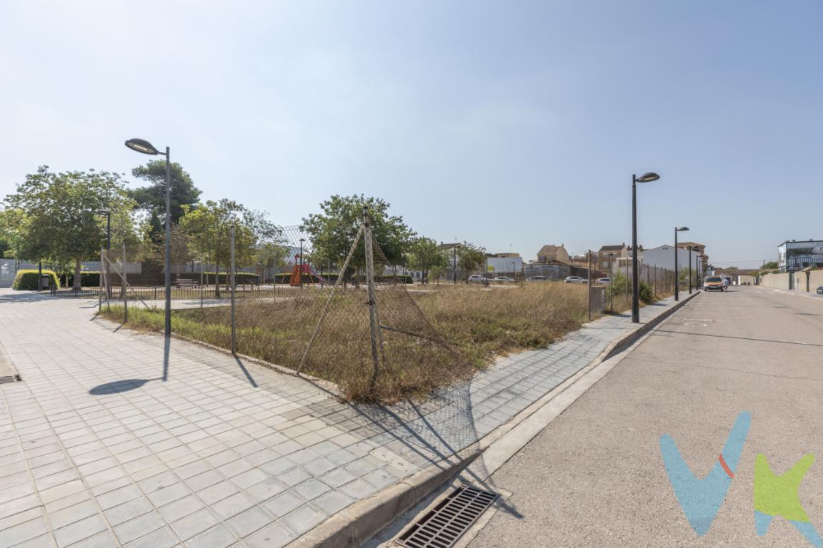 Presentamos la Parcela M8, una excelente oportunidad para promotores que buscan desarrollar una promoción residencial de pequeña escala en un entorno cada vez más demandado: viviendas unifamiliares modernas rodeadas de naturaleza, a pocos minutos de Valencia.La parcela dispone de 528 m² de superficie, con una edificabilidad máxima de 768 m² sobre rasante, permitiendo el desarrollo orientativo de cinco viviendas unifamiliares adosadas, cada una con jardín privado y plaza de aparcamiento.Ubicada en Pobles del Sud, el proyecto combina una característica muy difícil de encontrar dentro del municipio de Valencia: la tranquilidad de un entorno residencial junto a la huerta valenciana y al Parque Natural de l\'Albufera, sin renunciar a la proximidad de la ciudad.Las futuras viviendas disfrutarán de un entorno de baja densidad, calles de nueva urbanización y vistas abiertas hacia espacios agrícolas, un valor diferencial que incrementa el atractivo comercial de la promoción.Parámetros urbanísticosParcela: 528 m²Suelo edificable: 384 m²Jardines privados: 144 m²Edificabilidad: 768 m² techoTipología: Vivienda Unifamiliar en Hilera (UFA-2 / UFA-2A)Desarrollo orientativo: 5 viviendasAltura máxima: Planta Baja + Primera PlantaSemisótano para garaje permitido (no obligatorio)1 plaza de aparcamiento obligatoria por viviendaParcela mínima segregable: 70 m² con 6 metros de fachadaUn producto con elevada demandaEl mercado residencial muestra un creciente interés por viviendas que ofrezcan jardín, privacidad y proximidad a espacios naturales. La ubicación de esta parcela permite desarrollar un producto claramente diferenciado frente a la vivienda colectiva tradicional, con un perfil especialmente atractivo para familias que desean vivir en Valencia sin renunciar a la calidad de vida que ofrece el entorno de l\'AlbuferaInversión con recorridoLa combinación de una edificabilidad de 768 m² techo, una normativa urbanística definida y un número contenido de viviendas facilita el desarrollo de una promoción eficiente tanto desde el punto de vista constructivo como comercial.Se trata de un activo especialmente interesante para promotores que buscan proyectos de tamaño medio, con menor complejidad de gestión y una comercialización ágil, aprovechando la creciente demanda de vivienda unifamiliar en el área metropolitana de Valencia.Disponemos de información urbanística y documentación técnica para facilitar el estudio de viabilidad del proyecto. Contacte con nosotros para ampliar información, concertar una visita o analizar el potencial de desarrollo de esta parcela.El precio no incluye lo siguiente: Honorarios de la agencia inmobiliaria, impuestos (IVA, ITP) y otros gastos de la Compraventa (notaria, gestoría y registro)