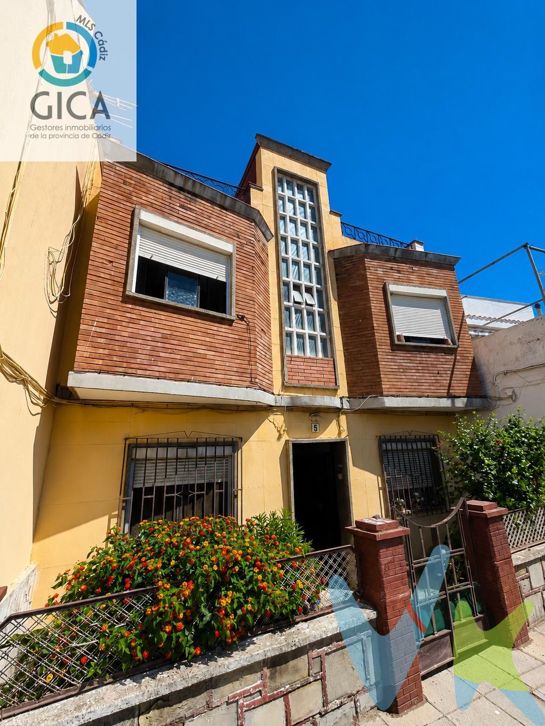 Producto especial para inversores. Abstenerse compradores que busquen compra ordinaria del 100% o vivienda lista para entrar. Operación especial para comprador inversor o comprador con asesoramiento jurídico propio: se vende el 90% indiviso de una casa situada en calle Isaac Albéniz, Algeciras, junto con finca vinculada destinada a parcela/garaje. La propiedad se encuentra dividida físicamente en tres viviendas o zonas habitacionales diferenciadas, además de contar con un amplio trastero/taller y pequeño patio exterior, patio interior y azotea transitable. Esta configuración puede resultar interesante para estudiar una reforma orientada a alquiler, con posibilidad de obtener varias rentas, siempre previa comprobación técnica, urbanística y jurídica por parte del comprador. Actualmente, sólo está habitada la planta superior. Es importante aclarar que esta división es física o funcional, no necesariamente registral ni urbanística como tres viviendas independientes. Por tanto, no se vende como tres fincas independientes, sino como una casa con distribución actual en varias unidades. El inmueble necesita reforma integral. Presenta deterioros propios de una vivienda antigua sin actualizar, con humedades, instalaciones antiguas, techos y zonas que requieren intervención. En relación con determinadas reparaciones visibles en vigas o elementos afectados, la agencia ha consultado preliminarmente con un albañil, quien habría estimado una reparación aproximada de 5.000€, sin que dicha cifra constituya presupuesto cerrado, informe técnico ni garantía del coste final. Se recomienda expresamente visita con técnico propio. Este precio es solo de reparación de varias vigas afectadas. Situación jurídica. No se transmite el 100% de la propiedad. Se vende únicamente el 90% indiviso. El 10% restante está vinculado a una herencia yacente pendiente de regularización sucesoria, con situación jurídica todavía no cerrada. Por este motivo, la operación no está dirigida a comprador residencial convencional ni a comprador que necesite financiación hipotecaria ordinaria. Está pensada para compradores con fondos propios, perfil inversor y capacidad para entender que adquieren una cuota mayoritaria, pero no la totalidad plena del inmueble. Antes de cualquier reserva, arras o firma, se facilitará a los interesados la documentación disponible para que puedan analizarla con su abogado o asesor. Producto especial para inversores. Abstenerse compradores que busquen compra ordinaria del 100% o vivienda lista para entrar. -----------------------------------------------------------. Transparencia de precio, impuestos y honorarios:. El precio publicado corresponde únicamente al precio de venta del inmueble y no incluye impuestos, gastos de compraventa ni honorarios a cargo del comprador. Impuestos: ITP o IVA+AJD (según la naturaleza de la transmisión). En Andalucía, en segundas transmisiones y para este caso,  el ITP es 7% con carácter general. Base del impuesto: con carácter general, la base será la mayor entre el precio declarado y el valor de referencia (según normativa aplicable). Gastos de compraventa: notaría, registro y, en su caso, gestoría (desde 2.000€ orientativo, según operación). Honorarios comprador (no incluidos): 3% + IVA, con mín. 3.500€ + IVA si precio < 115.000€. Se informan y aceptan por escrito (hoja de encargo/servicios) antes de la visita y de cualquier gestión vinculada a la compra. Ficha informativa (Decreto 218/2005) a disposición del interesado. Fuentes oficiales: información tributaria y valor de referencia disponibles en fuentes oficiales de la Junta de Andalucía y se facilitan a quien lo solicite. Exclusiva: Por mandato expreso del propietario, este inmueble se comercializa en exclusiva a través de la inmobiliaria. Se ruega no contactar directamente con propiedad/ocupantes/vecinos.