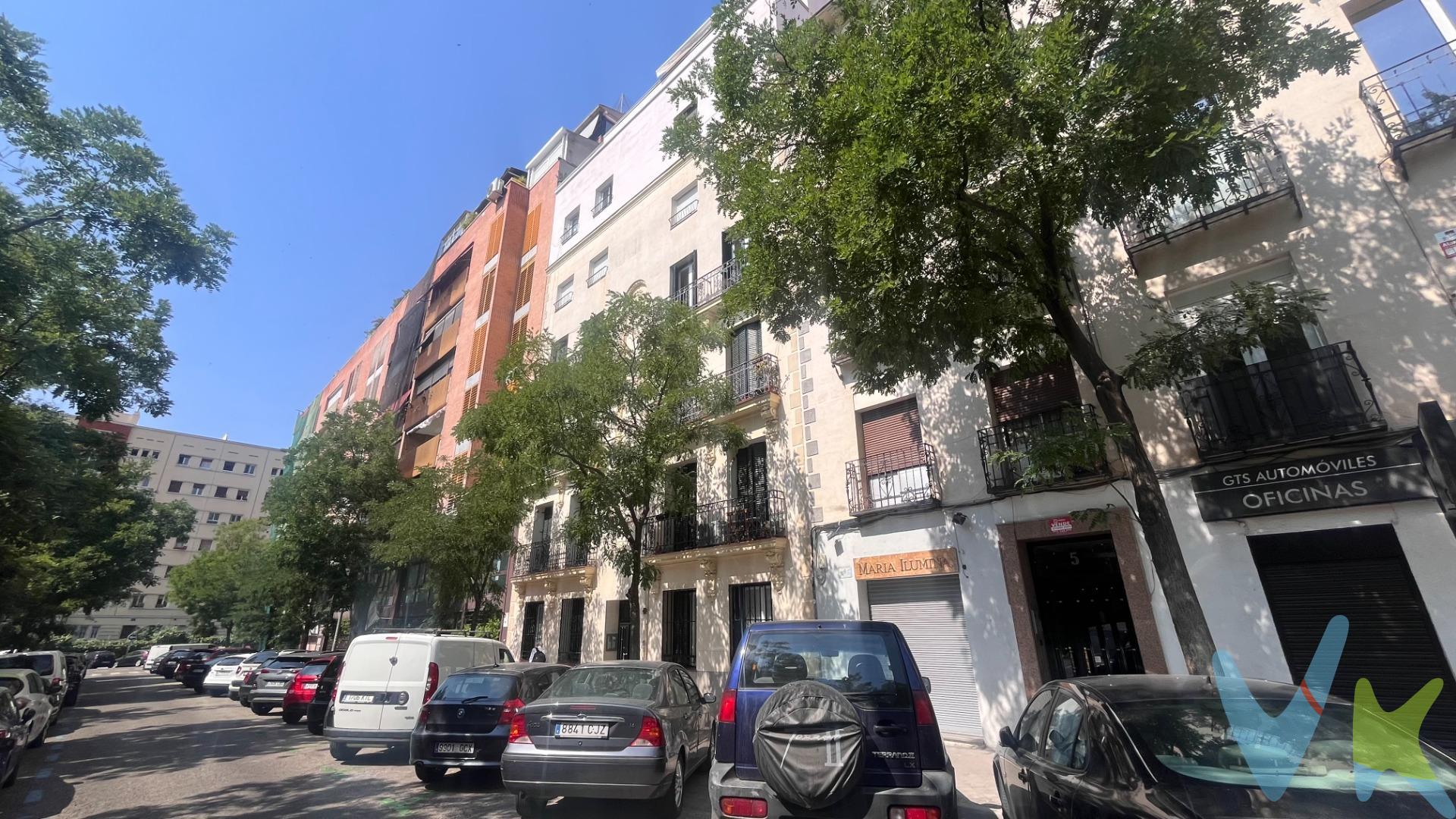 🏡 ¡Invierte o vive en Ríos Rosas!. Te presentamos este piso en una de las zonas más estratégicas de Madrid: a unos minutos de Nuevos Ministerios, Ríos Rosas y semi esquina a Raimundo Fernández Villaverde y Cuatro Caminos. Vivienda de 2 dormitorios (uno doble y uno individual), salón-comedor, cocina y baño. 💰 Rentabilidad desde el primer día:. Alquila ya! Obten ingresos inmediatos con un pequeño lavado de cara,  sin necesidad de reformas. 🎨 ¿Prefieres algo a tu gusto?. También es una excelente opción para reformar y diseñar a medida, creando un espacio moderno, funcional y con alta proyección de revalorización en el mercado. 📍 Ubicación privilegiada, bien comunicada y con todos los servicios, ideal tanto para residentes como para inquilinos. 🔑 Ya sea para invertir o para vivir, esta es una oportunidad que no querrás dejar pasar. ¡Contáctanos y descubre su potencial en persona!. 📞 ¡No dejes pasar esta oportunidad y agenda tu visita!. . El comprador tendrá un coste adicional correspondiente al servicio de gestión, asesoramiento y acompañamiento en todo el proceso de compra. Dicho importe, el mobiliario, la decoración y los impuestos no están incluidos en el precio publicado. 