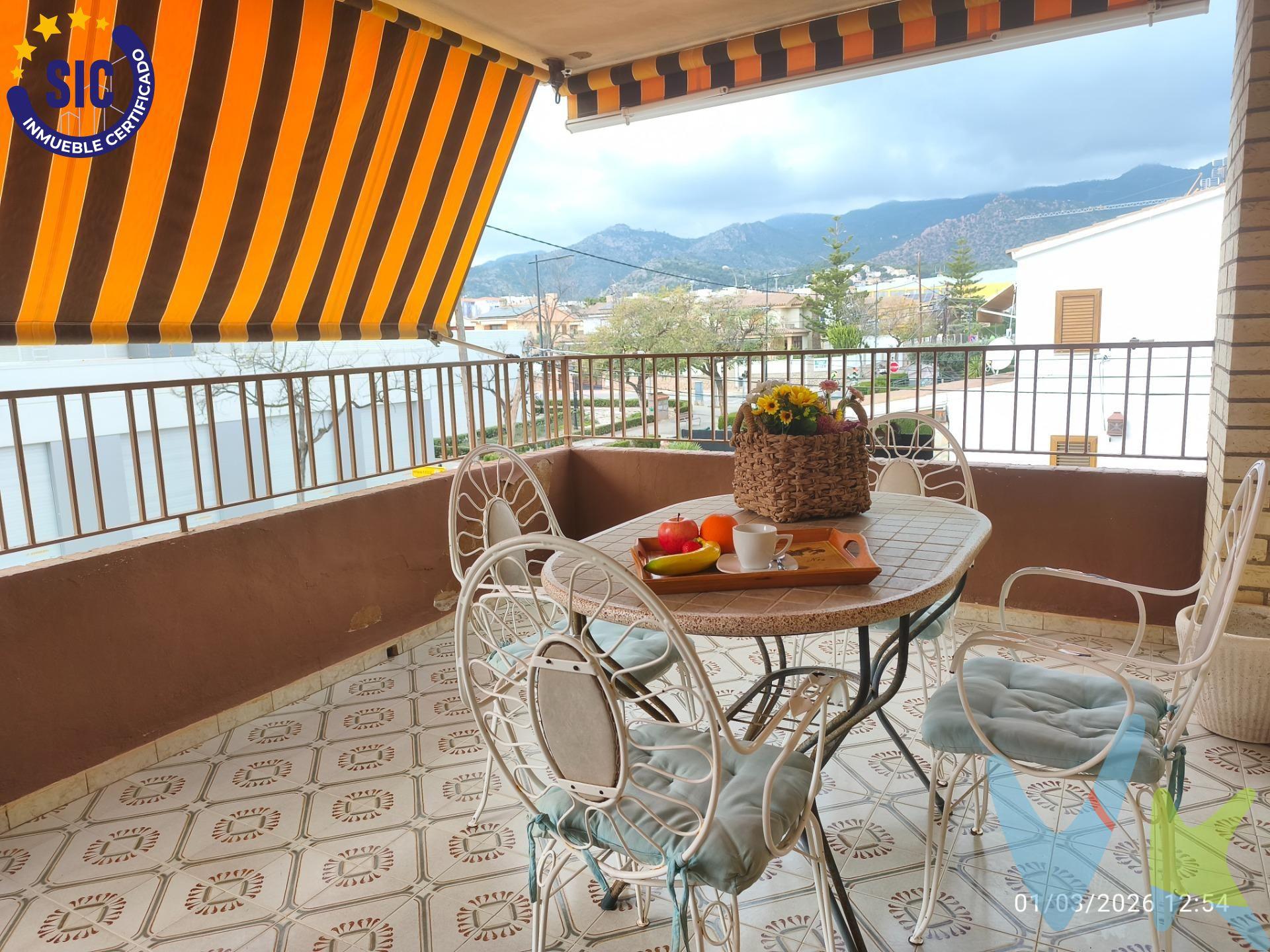 Esto no es casualidad, el plan perfecto existe. Imagina despertar cada día donde todo pasa cerca. Este apartamento en el Torreón lo tiene TODO: a solo dos minutos caminando de la playa y dos minutos del corazón del pueblo. Sí, así de cómodo. Cafeterías, supermercados, servicios y ambientazo… todo a la vuelta de la esquina. Situado en primera planta, es luminoso y acogedor, con una terraza ideal para desayunos al sol o tardes relajadas, y vistas a la montaña y a la calle que le dan ese punto especial. Cuenta con dos habitaciones dobles, una habitación simple, baño completo con ducha, aseo, y una cocina con galería pensada para el día a día. ¿Más? Claro que sí. La urbanización suma puntos con piscina, pista de tenis y plaza de garaje incluida, para que aparcar nunca sea un problema y disfrutar sea la norma. La playa del Torreón, una de las mejor valoradas de Benicàssim, está a un paseo, y el pueblo mantiene su energía tanto en verano como en invierno: vida, planes, ambiente y ese encanto que engancha. Además, Castellón está a solo 15 minutos, lo que lo convierte en una opción perfecta tanto para vacaciones inolvidables como para vivir todo el año. No es solo un apartamento, es una forma de vivir. ✨ VEN !!! NO LO DEJES ESCAPAR Y HAZ TU SUEÑO REALIADAD ✨. En cumplimiento de las obligaciones de información previstas en la Ley 10/2025, de 28 de diciembre, de servicios de atención a la clientela y transparencia, así como en la normativa sectorial vigente, se hace constar que el precio indicado no incluye los gastos e impuestos inherentes a la adquisición, los cuales se desglosan a continuación:. - Impuesto sobre Transmisiones Patrimoniales (ITP): Se aplicará el tipo impositivo vigente en la Comunidad Valenciana, generalmente el 10%, sin perjuicio de tipos reducidos aplicables según las circunstancias personales del comprador o las características del inmueble. El impuesto se devenga sobre el Valor de Referencia Catastral o el precio de venta, aquel que resulte superior. Para una información exhaustiva sobre el funcionamiento, tipos impositivos y bonificaciones del ITP, puede consultar el portal oficial de la Agencia Tributaria autonómica en el siguiente enlace: www.atv.gva.es/es/itpajd. - Gastos de Notaría: Los honorarios notariales se calcularán conforme al arancel oficial regulado en el Anexo I, del Real Decreto 1426/1989, de 17 de noviembre, por el que se aprueba el arancel Notarial. - Gastos de Registro: La inscripción en el Registro de la Propiedad se facturará según el arancel oficial establecido en el Anexo I, del Real Decreto 1427/1989, de 17 de noviembre, por el que se aprueba el arancel de los Registradores de la Propiedad. - Gastos de Gestión: Los honorarios por la tramitación administrativa, liquidación de impuestos e inscripción registral, en el supuesto de ser a cargo de la agencia inmobiliaria, ascienden a 450€ (IVA incluido). - Honorarios Agencia del Vendedor: incluidos en el precio publicado. - Honorarios Agencia del Comprador: Se informa que eventualmente podrían existir honorarios profesionales a cargo del adquirente, en aquellos casos en que se hubieran contratado previamente los servicios específicos del encargo de compra y en ningún caso estarán vinculados al precio. La agencia actúa exclusivamente como intermediaria en la operación. Cualquier compraventa y sus condiciones quedan sujetas en todo caso a la aceptación expresa del propietario del inmueble y a la posterior formalización del correspondiente contrato. El presente anuncio tiene carácter meramente informativo; la información suministrada se corresponde con la disponible a la fecha de publicación, pudiendo variar en función de las circunstancias o actualizaciones legales, contractuales y fiscales.