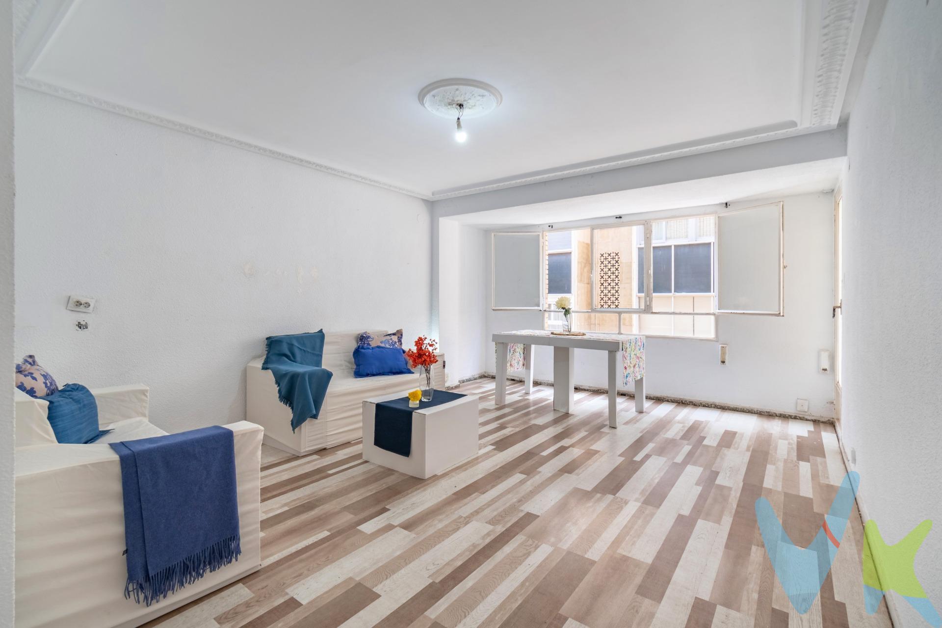 Te presentamos este amplio piso ubicado en la Avenida Casalduch, una de las zonas más cotizadas de Castellón - Castello de la Plana. Con una superficie construida de 115 m² y útil de 95 m², esta propiedad cuenta con tres habitaciones dobles y una habitación sencilla, además de dos baños que permiten disfrutar del confort necesario para toda la familia. La orientación sur garantiza luz natural durante todo el día, creando un ambiente cálido y acogedor. Dos terrazas y una galería completan las estancias. Un trastero en la azotea aporta espacio de almacenamiento.  Aunque requiere reforma integral, esto representa una oportunidad única para personalizar tu hogar a tu gusto y convertirlo en un espacio ideal. Es el momento perfecto para invertir en la vivienda de tus sueños. 