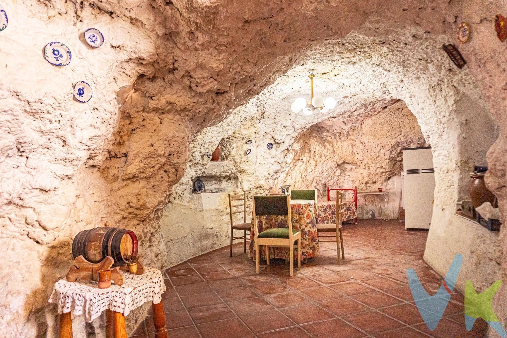 Ubicada en el pintoresco pueblo de Frailes, en la provincia de Jaén, a solo 14 kilómetros de Alcalá la Real, se encuentra esta encantadora casa/cueva completamente reformada, que combina el encanto tradicional con todas las comodidades modernas. Al entrar en la primera planta, te recibe un amplio y acogedor salón con chimenea, cocina y un baño completo. Como característica destacada, una impresionante cueva de 60 metros cuadrados, este espacio único ofrece múltiples posibilidades, ya sea como vivienda adicional, bodega, o un rincón especial para eventos. Subiendo a la segunda planta, la casa dispone de tres  habitaciones, un aseo y acceso directo a la calle. Esta propiedad ha sido renovada con atención al detalle, manteniendo su carácter tradicional mientras se adapta a las exigencias actuales. Listo para entrar a vivir, este hogar es una oportunidad única para aquellos que buscan la tranquilidad y el encanto de la vida en un entorno rural, sin renunciar al confort y la funcionalidad. ¡Ven y descubre tu nuevo hogar en Frailes, Jaén!. Ref. N278. Visita nuestra web:. www.inmobiliarianaveros.com. * El PVP indicado no incluye impuestos ni gastos de Escritura. * Honorarios agencia no incluidos. * Las superficies expresadas en esta página tienen carácter descriptivo y son aproximadas. * Los precios pueden ser susceptibles de modificación sin previo aviso. * Esta vivienda se vende SIN muebles.