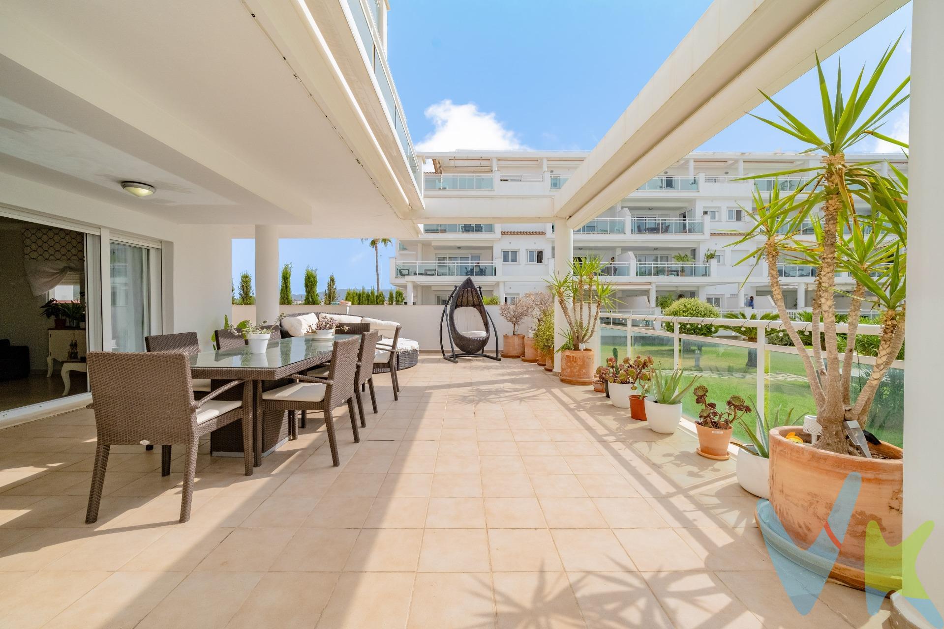 Mocadi Real Estate presenta este exclusivo apartamento en planta baja que reúne amplitud, comodidad y una UBICACIÓN PRIVILEGIADA para disfrutar de una de las zonas más tranquilas y valoradas de la Costa Blanca. Desde el primer momento sorprende su magnífica TERRAZA privada de unos 80m2, un espacio pensado para desayunar al aire libre, compartir largas comidas con amigos o simplemente relajarse mientras contemplas las zonas ajardinadas. Lo mejor es que desde ella accedes directamente a la piscina comunitaria, convirtiendo cada día de verano en unas auténticas vacaciones. La vivienda dispone de tres amplios dormitorios, todos ellos con una magnífica entrada de luz natural, y dos baños completos, ofreciendo espacio suficiente tanto para familias como para quienes buscan una segunda residencia donde recibir invitados con total comodidad. El salón-comedor, amplio y luminoso, se integra perfectamente con la terraza exterior, creando una continuidad entre interior y exterior que multiplica la sensación de espacio. La cocina resulta práctica y funcional, pensada para el día a día y perfectamente conectada con la zona de estar y la terraza. Además, la propiedad incluye una PLAZA DE GARAJE PRIVADA con puerta automática, un valor añadido que aporta comodidad y seguridad durante todo el año. Un residencial para disfrutar los 365 días. La urbanización ha sido diseñada para vivir el auténtico estilo de vida mediterráneo. Amplias PISCINAS comunitarias.Grandes ZONAS AJARDINADAS perfectamente cuidadas.Pistas de PADEL.Acceso mediante código de seguridad.Ambiente tranquilo y familiar. Acceso privado a la playa de LES DEVESES a través de un camino exclusivo para los residentes. Olvídate del coche para ir al mar. En apenas unos minutos caminando podrás pisar la arena de una de las playas más extensas, naturales y tranquilas de toda la Costa Blanca.Playa de Les Deveses: naturaleza, tranquilidad y calidad de vida. Les Deveses es una de las playas más apreciadas de Dénia por quienes buscan amplitud, arena fina y aguas cristalinas lejos de las aglomeraciones. Sus más de tres kilómetros de playa permiten disfrutar de largos paseos junto al mar, practicar deportes náuticos o simplemente relajarse en un entorno natural privilegiado. La zona cuenta además con restaurantes, chiringuitos, supermercados, servicios y una excelente comunicación tanto con Dénia como con Oliva, permitiendo disfrutar de la tranquilidad sin renunciar a todas las comodidades. Una vivienda para disfrutar, no solo para vivir.Este apartamento representa una oportunidad perfecta tanto como residencia habitual, segunda vivienda o inversión de alta rentabilidad vacacional. Porque no todos los días aparece una planta baja donde la piscina parece una prolongación de tu propia terraza y donde el Mediterráneo comienza al final de un camino privado. Si buscas calidad de vida, privacidad, seguridad y una ubicación privilegiada junto al mar, esta puede ser la vivienda que llevas tiempo esperando. La descripción y los datos del presente inmueble tienen carácter meramente informativo y en ningún caso contractual. En el precio de la vivienda no están incluidos los honorarios de agencia, gastos de compraventa y/o financiación. Por mandato expreso del propietario, comercializamos este inmueble en exclusiva compartida, lo que garantiza un servicio de calidad, un trato fácil y personalizado, una gran difusión en nuestras redes compartidas y sin interferencias de terceros. Por este motivo se ruega no molestar al propietario, a los ocupantes de la propiedad, a los vecinos o conserjes del edificio si los hubiera. Si eres una agencia, llámanos colaboraremos contigo.