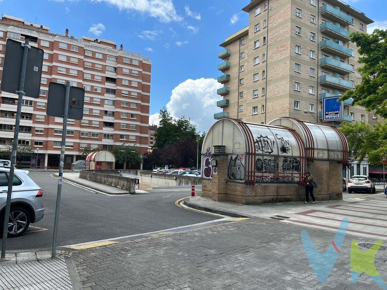 Te ofrecemos una plaza de garaje en venta en la Avenida Sancho el Fuerte, en el barrio de Iturrama, ubicada en el sótano -3 del edificio, tiene ascensor, por lo tanto no tiene barreras arquitectónicas. . Esta plaza es perfecta para quienes buscan comodidad y facilidad de acceso en una zona céntrica y bien comunicada.   Calles interiores amplias facilita la entrada y salida, haciendo que aparcar sea sencillo y sin complicaciones., además, su precio es muy competitivo, convirtiéndola en una excelente inversión o solución para tu movilidad diaria.   . No dejes pasar esta oportunidad de adquirir una plaza de garaje en una de las zonas más demandadas de Pamplona. Disponemos de dos plazas  de garaje más en venta en el mismo edificio, una de ellas ubicada justo al lado y otra en el sótano -4 también cómoda y de fácil acceso. .  ¡Contáctanos para más información y reserva la tuya!!