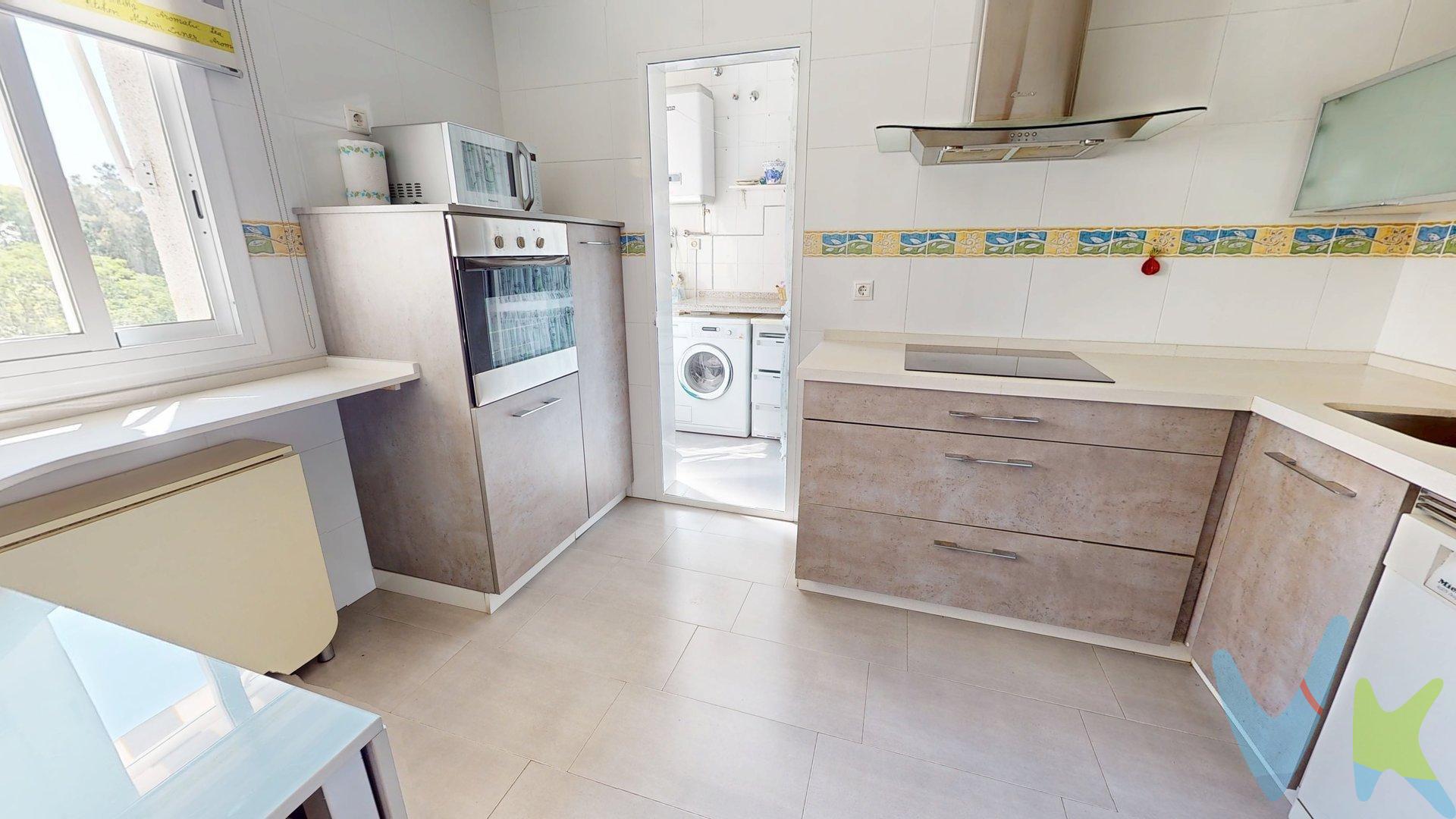 No dejes escapar esta magnifica vivienda en la zona De Arroyo del Moro. Si buscas espacio, comodidad y una buena ubicación, esta vivienda te va a encantar. Cuenta con 4 dormitorios, 2 baños, una cocina totalmente equipada con terraza lavadero y un amplio salón, perfecto para disfrutar del día a día en familia. Se encuentra en Arroyo del Moro, una de las zonas más demandadas de Córdoba, rodeada de todos los servicios que necesitas: supermercados, colegios, parques, zonas de ocio y transporte. Además, está muy cerca de la estación de tren y de autobuses. Para que no tengas que preocuparte por nada, en el precio se incluyen una plaza de garaje y un trastero. Una vivienda cómoda, bien situada y con todo lo necesario para entrar a vivir. ¡No dejes pasar esta gran oportunidad y ven a visitarla!. Para más información o concertar una visita, póngase en contacto con nosotros. Cláusula de Transparencia y Desglose de Gastos (Ley 10/2025). en cumplimiento de las obligaciones de información previstas en la Ley 10/2025, de 28 de diciembre, de servicios de atención a la clientela y transparencia, así como en la normativa sectorial vigente, el precio indicado no incluye los gastos e impuestos inherentes a la adquisición, los cuales se desglosan estimados o con posibilidad de calcularlos a continuación; los gastos más ajustados serán dados en el D.I.A. en la visita a inmuebles, o antes. *Gastos de Notaría: La Minuta se calculará según al arancel notarial oficial: Anexo I, del Real Decreto 1426/1989, de 17 de noviembre. Enlace: https://notariared.com/calculadora-gastos-compra-vivienda/. *Gastos de Registro de la Propiedad: La inscripción se facturará según el arancel oficial: ANEXO I, del Real Decreto 1427/1989, de 17 de noviembre. Igual enlace anterior . *Gastos de Gestión (Gestoría): Los honorarios por la tramitación administrativa, liquidación de impuestos e inscripción registral ascienden de forma estimativa a [363 € aprox.] (IVA incluido), aunque depende de cada caso, y su dificultad. *Honorarios Agencia del Vendedor: incluidos en el PVP. *Honorarios Agencia del comprador: La agencia prestará los servicios de información, asesoramiento y acompañamiento previstos en el Encargo de Servicios y en el D.I.A. Si solicita servicios adicionales o personalizados, sus honorarios serán informados previamente, de forma individualizada y por escrito, conforme a la libertad de pactos y a la normativa vigente. siendo el conste para este inmueble del 2 % mas el 21 % de IVA del precio final de venta. *Si necesita Financiación, su banco le informará. *Impuesto sobre Transmisiones Patrimoniales (ITP): Se aplicará el tipo impositivo vigente en Andalucía (generalmente el 7%, sin perjuicio de tipos reducidos del 6%. 3,5%,  etc,  aplicables según las circunstancias personales del comprador o las características del inmueble). El impuesto se devenga sobre el superior entre: 1.- Valor de Referencia de Catastro; y  2.- Precio de venta. Puede calcular su situación personal en el portal oficial de la A.T. de Andalucia. enlace: https://www.juntadeandalucia.es/organismos/economiahaciendayfondoseuropeos/areas/tributos-juego/tributos/paginas/impuestos-cedidos-transmisiones.html; 