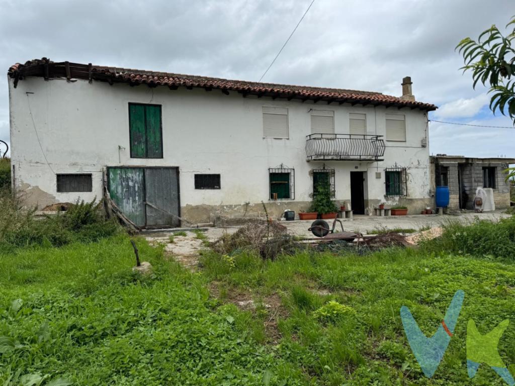 En el pueblo de Guarnizo, en el alto del barrio Rivas, se vende casa independiente para reformar, distribuida en vivienda, cuadra y pajar, garaje, finca de 5.424 m2 parte urbana y parte rustica agraria. Situada en un alto donde se divisa la ciudad de Santander, Peña Cabarga y Los Astilleros, con 2 accesos, cerca de los centros comercial, acceso a autopista y autobús línea regular El Astillero-Santander, y estación de tren de Guarnizo. Si quiere vivir totalmente independiente y cerca de la ciudad, ésta es su casa.