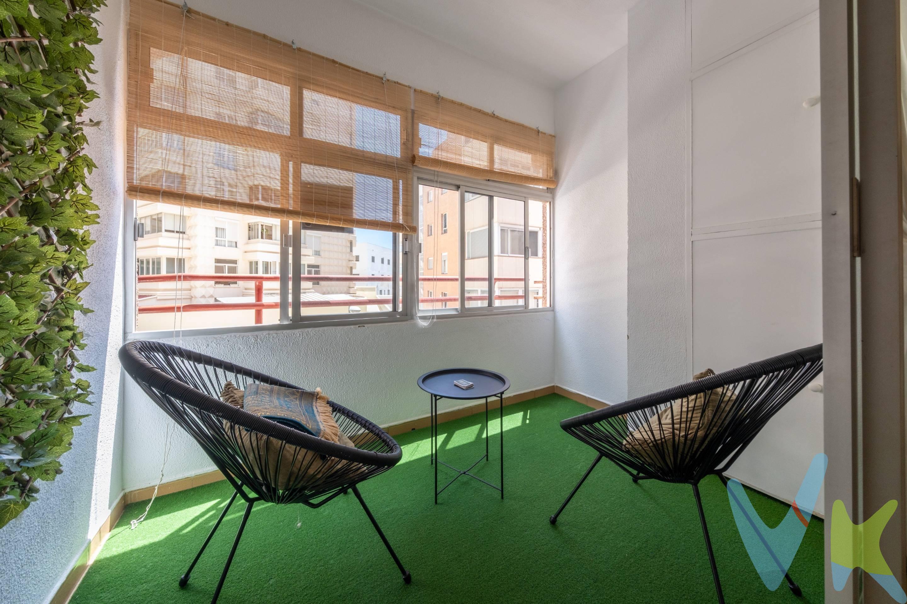 Piso en venta en el corazón de Mesa y López. ¡Gran oportunidad única de vivir en una de las zonas más cotizadas de Las Palmas!. Situado a escasos pasos de la zona comercial de Mesa y López, El Corte Inglés, el Mercado Central y rodeado de todos los servicios: restaurantes, hospitales, centros de salud, transporte público, colegios.. Y a tan solo 300 metros de la maravillosa Playa de Las Canteras, considerada una de las mejores playas urbanas de Europa. La vivienda cuenta con 91 m² construidos, distribuidos de forma funcional:. Cocina independiente con solana. Amplio y luminoso salón-comedor con acceso a una terraza ideal para el descanso. Tres dormitorios exteriores muy luminosos. Dos baños completos y de gran tamaño. El edificio está en excelente estado de conservación y dispone de:. Acceso adaptado para personas con movilidad reducida. Dos ascensores. Servicio de portería. Amplia y cómoda plaza de garaje incluida. El precio no incluye impuestos ni gastos de notario