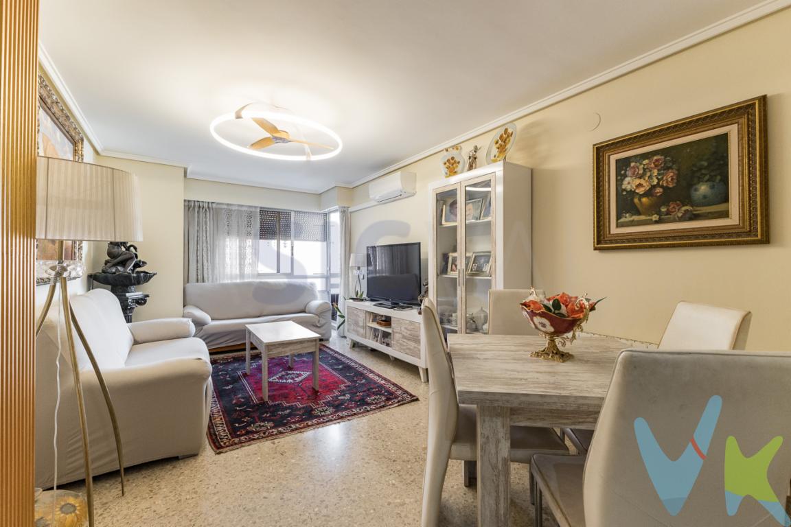 Vivienda amplia y cómoda en finca señorial, con ascensor. Excelente ubicación en Aldaia: junto a 2 de Mayo, rodeada de todos los servicios necesarios: transporte público, colegio, instituto, supermercados, zonas verdes, comercios de barrio, etc....DISTRIBUCIÓN DE LA VIVIENDA: 103mts² cosntruidosrecibidor amplio1 baño con ducha1 habitación doblecocina independiente2 habitaciones dobles (una con armario empotrado)salón comedor ampliobalcón amplio CALIDADES:finca CON 2 ASCENSORESventanas de aluminioventilador de techo en hab. principal y salónaire acondicionadocalefacción (radiadores de gas) LA VIVIENDA, EN FINCA CON ASCENSOR Y CON UNA EXCELENTE UBICACIÓN, ES AMPLIA Y CUENTA CON UNA  MUY BUENA DISTRIBUCIÓN. LOS IMPUESTOS, GASTOS DE NOTARÍA, REGISTRO Y GASTOS DE AGENCIA NO ESTÁN INCLUIDOS EN EL PRECIO DE VENTA.EL MOBILIARIO, ELECTRODOMÉSTICOS Y DECORACIÓN QUE APARECEN EN LAS FOTOGRAFÍAS DE LA VIVIENDA, NO ESTÁN INCLUIDOS EN EL PRECIO DE VENTA.  