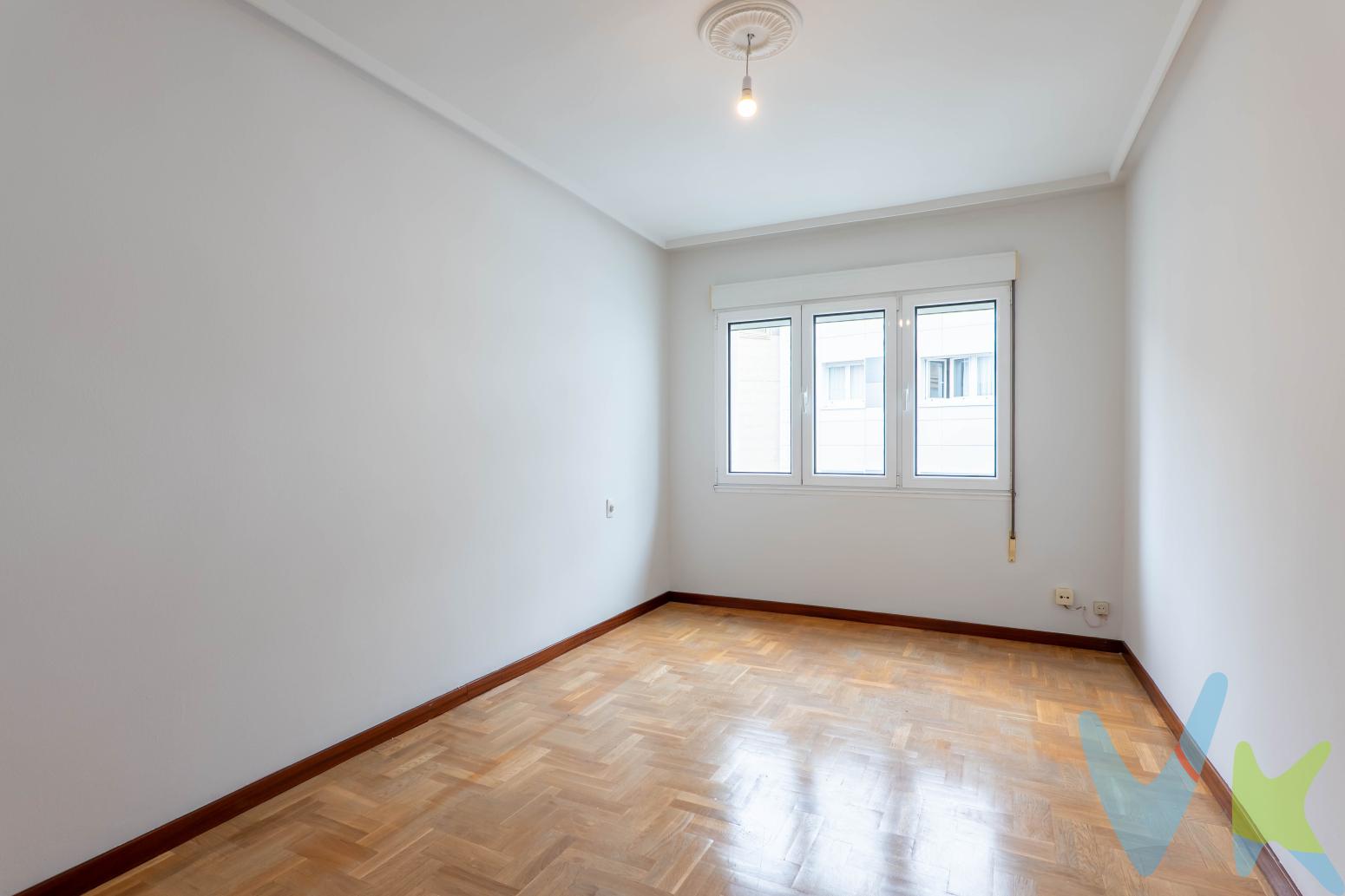 ¿Buscas una vivienda en una zona tranquila y próxima a playas y centro ? Piso 2 habitaciones , 1 baño, ascensor y en altura sexto piso con múltiples posibilidades y para reformar a tu gusto .Se integra en un edificio con una situación única cercana a la playa  de poniente y del puerto deportivo de  Gijón.Con muy buenas comunicaciones en vehiculó particular  y cercano las estaciones tren y autobús  de la ciudad. Además de centros de salud , colegios y supermercados.Tiene la situación ideal para realizar cómodos paseos, poder acercarse a cualquier lugar de Gijón caminando sin necesidad de utilizar coche, así como disfrutar de la gastronomía y la cultura de la ciudad en un lugar que lo tiene todo.¿Quieres saber más sobre esta propiedad? Llámanos y te informaremos de todo lo que necesitas saber. Si deseas visitar la propiedad, te acompañaremos encantados. En las últimas fotografías de este anuncio podrás descubrir una propuesta de reforma realizada mediante home staging virtual con inteligencia artificial, que muestra cómo podría transformarse esta vivienda tras una actualización estética. Se informa a los interesados de que el precio de venta no incluye el Impuesto de Transmisiones Patrimoniales (ITP), ni los gastos de notaría, registro de la propiedad y otros gastos asociados a la compraventa, así como tampoco los honorarios de la agencia inmobiliaria a cargo del comprador.