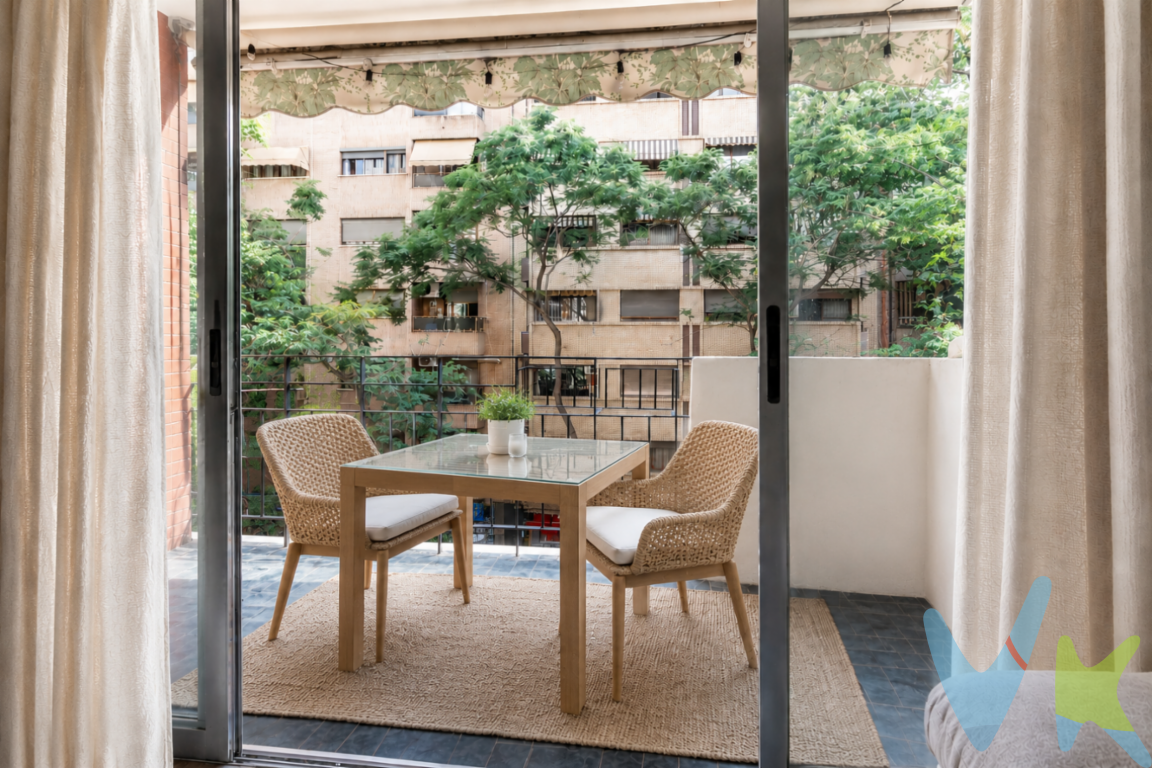 En el corazón de Valencia, específicamente en la codiciada zona de Quatre Carreres - Monteolivete, se encuentra un magnífico piso en venta que no deseará dejar pasar. Este inmueble ofrece una excelente combinación de comodidad, ubicación privilegiada y un entorno acogedor, perfecto para aquellos que buscan asentarse en uno de los barrios más demandados de la ciudad. Ubicado en la tercera planta de un edificio con ascensor, construido en 1961, este piso brinda acceso fácil y cómodo, facilitando la vida diaria de sus residentes.Con un diseño funcional, el piso se extiende sobre 75 metros cuadrados construidos, ofreciendo un espacio óptimo para una vida confortable. Desde la entrada del inmueble, sentirá la calidez y bienestar que proporciona cada rincón de la vivienda. A su disposición encontrará dos amplias y luminosas habitaciones, perfectas para configurar un hogar acogedor, adaptado a sus necesidades. Gracias a su distribución eficiente, cada habitación se convierte en un remanso de calma, perfecto para el descanso.La sala de estar es un espacio que invita a la convivencia y al disfrute del hogar. Con acceso directo a un encantador balcón, podrá disfrutar de una vista del entorno urbano mientras disfruta de su café matutino o una copa de vino al atardecer. Este balcón es también perfecto para quienes desean un rincón exterior para relajarse o incluso para desarrollar un pequeño jardín urbano.La conexión con el transporte público es excelente, ya que cuenta con paradas de metro y autobús a escasa distancia. Esto facilita enormemente el desplazamiento dentro de la ciudad, permitiéndole llegar rápidamente a cualquier punto de interés. La proximidad a estas opciones de transporte convierte a este piso en una opción ideal tanto para quienes trabajan en el centro como para aquellos que buscan disfrutar de la vibrante vida cultural y social de Valencia.Además de su localización estratégica, el barrio Quatre Carreres - Mont - Olivet cuenta con una serie de servicios y comodidades que hacen la vida diaria más fácil y agradable. Desde supermercados y tiendas de proximidad, hasta cafeterías, restaurantes y centros educativos, todo está al alcance de la mano. La oferta de ocio es igualmente atractiva, con parques y áreas verdes cercanas donde podrá disfrutar de actividades al aire libre.Este inmueble es más que una simple vivienda; es una oportunidad para vivir en una de las zonas más dinámicas y en crecimiento de Valencia, donde cada día podrá descubrir algo nuevo. La combinación de sus características y su entorno hace del piso una oferta realmente atractiva para quienes buscan tanto un hogar como una inversión inteligente.Le animamos a que programe una visita para experimentar personalmente la atmósfera de este fantástico piso. Verá cómo, una vez dentro, cada espacio habla por sí mismo, confirmando que se trata de una oportunidad que no merece dejar pasar. ¡No espere más y convierta este piso en su nuevo hogar! Agencia Registrada con el Nº 89 en el Registro Obligatorio de Agentes Inmobiliarios de la Comunitat Valenciana. Puede consultar en la web de la GVA:https://habitatge.gva.es/es/registres-en-materia-habitatge La oferta está sujeta a cambios de precio o retirada del mercado sin previo aviso. Este anuncio en su conjunto, incluyendo textos, fotos, imágenes o cualquier otro contenido de este, no es vinculante dado que la información es ofrecida por terceros y puede contener errores. Se muestra a título informativo y no contractual.Gastos de la compraventa a cargo de la parte compradora no incluidos en el precio del inmueble a tener en cuenta: .- ITP con carácter general en Valencia es del 9% pudiendo corresponderle otro tipo impositivo atendiendo a sus circunstancias personales (por edad, renta o situación familiar primera vivienda habitual, etc ) previstas legalmente.*Base imponible del impuesto el mayor valor entre el precio de compraventa, la tasación o el valor de referencia catastral. .- Gastos de notaría y registro, en su caso, suelen oscilar aprox; entre 1,5% y 2,5% (aranceles variables según valor de compraventa, n.º de copias, etc ). .- Si tramita la inscripción una gestoría, deberá abonar sus honorarios más iva ( en este caso suele oscilar entre los 250 y los 400 + iva). .- Honorarios de mediación inmobiliaria a cargo del comprador del 3% del precio final de venta más IVA (21%). Por mandato expreso del propietario, comercializamos este inmueble en exclusiva, lo que le garantiza el acceso a toda la información, a un servicio de calidad, un trato fácil, sencillo y sin interferencias de terceros. Por este motivo, se ruega no molestar al propietario, a los ocupantes de la propiedad o a los vecinos. Muchas gracias por su comprensión. Si usted es agente inmobiliario y tiene un cliente para este inmueble, llámenos: estaremos encantados de colaborar.Se informa al consumidor que la agencia actúa como intermediaria inmobiliaria en la operación, estando cualquier eventual compraventa y sus condiciones sujeta a la aceptación expresa del propietario-vendedor y a la posterior formalización del correspondiente contrato. 