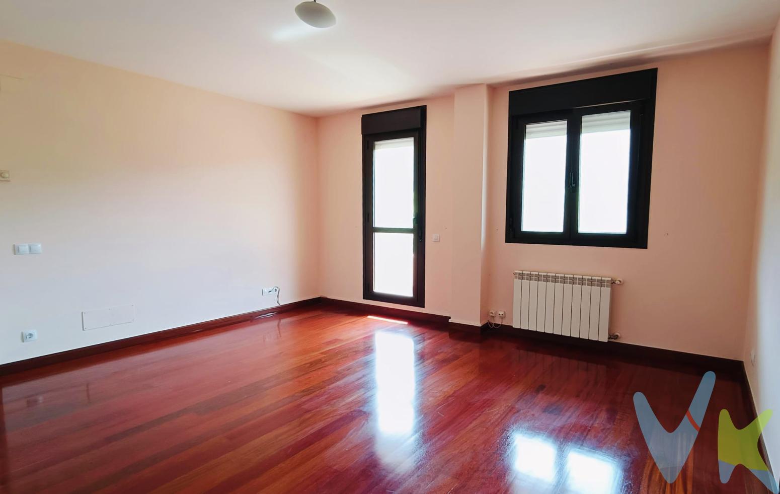 Se presenta una magnífica oportunidad de inversión en un piso ubicado en el pueblo de Limpias. Esta propiedad de tres habitaciones ofrece una superficie de 100 metros cuadrados construidos. Situado en la segunda planta de un edificio levantado en 2006, este piso combina tanto comodidad como modernidad.El inmueble cuenta con un ascensor que facilita el acceso directamente desde el garaje hasta la puerta de su nuevo hogar, ideal para familias con niños o para aquellos que buscan la máxima comodidad. El garaje incluido en el precio es un auténtico privilegio, una característica destacada que añade un valor significativo a la propiedad.Limpias es conocido por su tranquilidad y encanto, lo que hace que vivir aquí sea una elección sabia para aquellos que desean escapar del bullicio de la ciudad sin renunciar a las comodidades urbanas. La excelente red de transporte público, como trenes y autobuses cercanos, permite un acceso rápido y sencillo a otras localidades y ciudades cercanas, haciendo de esta ubicación una opción ideal para quienes deben desplazarse habitualmente por motivos laborales o de estudio.La distribución del piso está cuidadosamente planificada, asegurando un uso óptimo del espacio y garantizando que cada metro cuadrado sea aprovechado al máximo. Las tres habitaciones son espaciosas y luminosas, ofreciendo un refugio tranquilo donde descansar al final del día. El salón es amplio y acogedor, perfecto para reuniones familiares o momentos de relajación personal. La cocina proporciona un entorno práctico y eficiente, con el espacio necesario para almacenamiento y preparación de alimentos.El entorno natural que rodea a este inmueble permite disfrutar de un estilo de vida saludable y envidiable. Los espacios verdes cercanos invitan a realizar actividades al aire libre, como paseos matutinos, picnics en familia o jornadas relajantes. Además, la cercanía a la costa permite disfrutar de escapadas rápidas a la playa, beneficiándose del mejor clima y del aire fresco del mar.Este inmueble se presenta como la solución perfecta tanto para familias que comienzan una nueva etapa como para aquellos que buscan una inversión inmobiliaria sólida. La relación calidad-precio es excelente considerando las características y acabados del piso, así como las ventajas de la ubicación.No pierda la oportunidad de visitar esta joya en el corazón de Limpias. Contacte con nosotros para concertar una visita y comprobar por sí mismo el potencial y la calidez de esta vivienda única. Estamos seguros de que una vez que cruce el umbral de este hogar, quedará cautivado por su encanto y elegancia. Impuestos y gastos de notaría no incluidos
