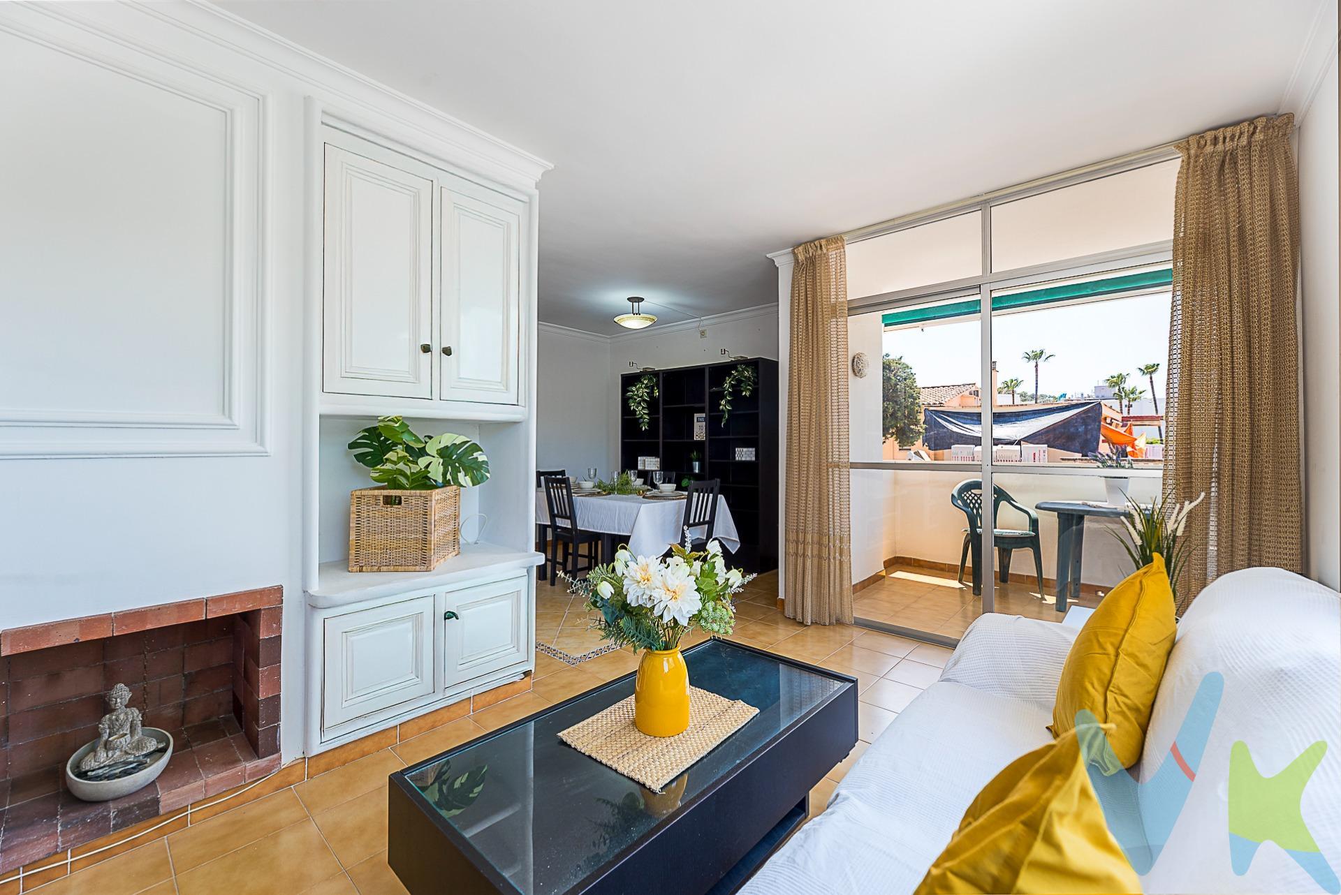 Descubre este encantador piso de 90 m² ubicado a solo 500 metros de la hermosa Playa de Calvià. 🌊 Este hogar cuenta con un amplio salón y una terraza perfecta para disfrutar del sol mediterráneo. ☀️ Consta de tres acogedoras habitaciones (una doble y dos sencillas) ideales para relajarte después de un día explorando la zona. Además, dispone de dos baños completos y un aseo adicional; ¡comodidad garantizada! 🚿 La propiedad se encuentra en muy buen estado gracias a la comunidad de vecinos, cuya renovación incluye ascensor nuevo. 👌🏼 El edificio consta solo de 3 plantas, lo que te proporciona tranquilidad absoluta 😊. Y no olvidemos las plazas de parking: ¡tienes incluida una plaza cubierta en escritura más otra exterior disponible! 🚗 Todo esto rodeado por los servicios necesarios como supermercados, farmacias o cajeros automáticos al alcance caminando ✨ No pierdas esta oportunidad única; tu nueva vida junto al mar o tu segunda residencia en Mallorca en una de las mejores zonas, te está esperando.
