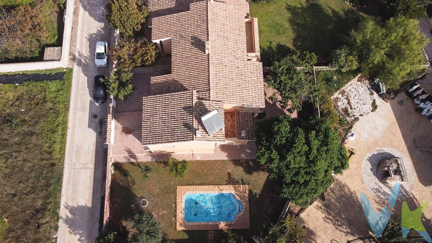 Ref. 1761_Chalet adosado de dos plantas con jardín, piscina y garaje, ubicado en exclusiva zona urbanística de Vinaroz, dónde se puede disfrutar de una combinación perfecta entre tranquilidad y momentos de ocio deportivo gracias a su localización cercana al Club de Tenis muy reconocido en la zona. A tan solo 5 km de la playa, en una zona ideal para todos los públicos debido a su fácil acceso al centro urbano, mediante carretera poco transitada  y segura. . La vivienda consta de dos plantas: en la planta baja se encuentra el garaje de 20 m2 y útil de 15 m2, lo que ofrece una importante comodidad a la hora de aparcar el coche y guardar algunas de las pertenencias gracias al almacenamiento extra. También dispone de porche de entrada, cocina muy amplia e independiente con despensa, espacioso salón-comedor dónde poder relajarte, un dormitorio doble, un cuarto de baño y una gran terraza que ofrece unas vistas al jardín muy gratificantes. La planta primera se distribuye en espacios amplios: cuarto de baño completo y  tres dormitorios que se pueden aprovechar cómo despacho, vestidor.. VIVIENDA CERTIFICADA: LE GARANTIZAMOS LA COMPRA DE SU INMUEBLE CON TODAS LAS GARANTÍAS JURÍDICAS. El precio de venta NO INCLUYE Impuestos (I.V.A. o I.T.P), gastos de Notaría, gastos de Registro de la Propiedad, gastos de tramitación de Escrituras ni gastos de financiación (si se precisa). Consulte Honorarios Profesionales de Agencia Inmobiliaria.