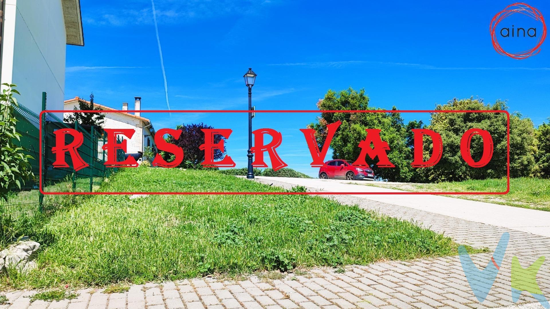 ¿Quieres construir tu casa cerca de la capital? ¿ En un pueblo con mucho encanto y rodeado de naturaleza a escasos minutos de la ciudad?. ¡Quizás este pequeño terreno edificable en Yárnoz sea lo que buscas!. Podrás hacerte una casa de 140m2 en dos plantas ocupando la totalidad de sus 93m2 de suelo. . La calle ya  está urbanizada y sólo tendrás que proyectar tu distribución y llevar a cabo tu sueño. ¡LLama y te daremos los detalles !