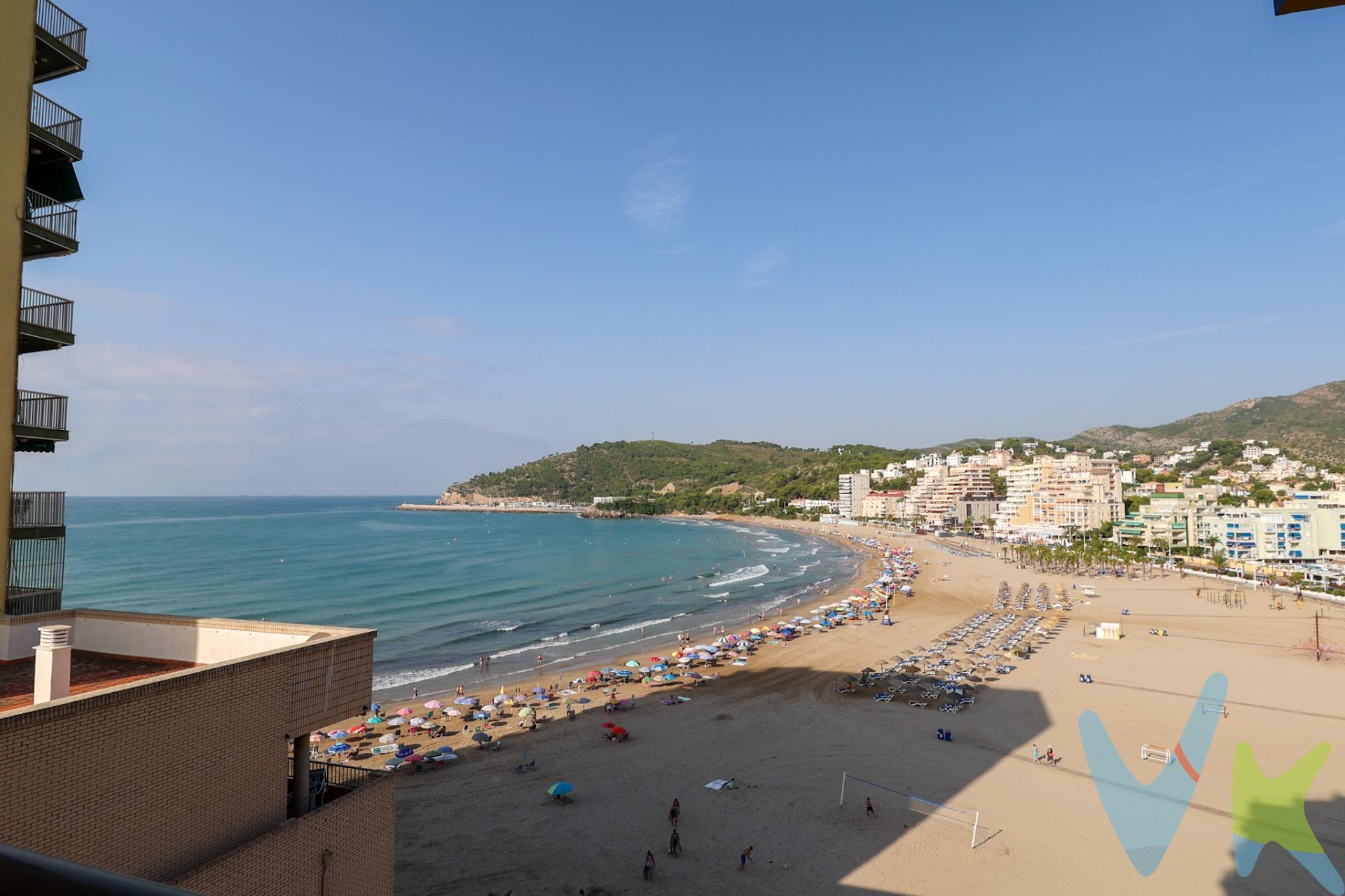 Te presentamos este coqueto apartamento reformado y con unas vistas espectaculares a la playa de la Concha. Se trata de una vivienda de  una habitación amplia con armario empotrado y con salida a una terraza, un baño actualizado, con plato de ducha y zona de lavado, una cocina americana totalmente equipada y  con una ventana que te permite ver el mar mientras preparas tus platos favoritos y un salón comedor con salida a otra terraza, ambas con vistas al mediterráneo, así que no dejes escapar la oportunidad de disfrutar de tu vivienda de vacaciones en primera línea. La Concha, con forma de bahía, te ofrece un mar en calma apto para todos los públicos. Columpios y toboganes; hamacas y sombrillas te esperan. Completamente accesible, la playa de La Concha es también el centro de las actividades lúdicas. Un bello atardecer prolongará tu estancia hasta la hora del aperitivo y un cielo plagado de estrellas espera tu paseo nocturno. Esta maravillosa playa cuenta con los distintivos de Bandera Azul, ISO14001, SICTED (Sistema Integral de Calidad Turística en Destino) y “Q” Qualitur. Los metros útiles son aproximados. Este inmueble es en exclusiva, con lo que le facilitamos cualquier información sobre la vivienda. Por este motivo, solicitamos no molesten al propietario, ocupantes de la propiedad, vecinos o conserje de la comunidad. . Muchas gracias por su comprensión. El precio indicado puede sufrir variaciones. En todos los casos los precios expuestos son más impuestos y gastos derivados de la transmisión del inmueble.