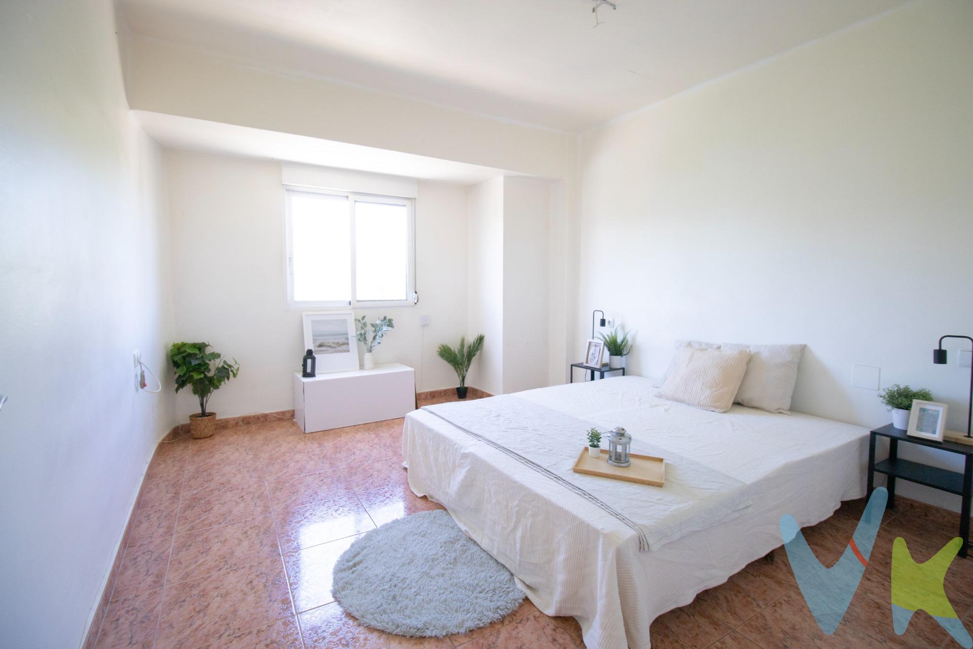 Precioso piso en una de las zonas más codiciadas de Valencia: El Cabañal, a tan solo 4 minutos andando de la Playa de Las Arenas y de la Malvarrosa, y a 10 minutos de la Universidad Politécnica de Valencia. La vivienda cuenta con 3 habitaciones, dos de ellas muy amplias, ideales para familias o para compartir. Dispone de un luminoso balcón con vistas despejadas a un parque, perfecto para relajarse o disfrutar de un café al aire libre. El piso destaca por su luminosidad natural durante todo el día y su excelente ubicación, rodeado de todos los servicios: transporte público, comercios, zonas verdes, bares con encanto y el ambiente vibrante del barrio marítimo. Ideal tanto para vivir como para inversión por su alta demanda en alquiler. No dejes pasar esta oportunidad y ven a visitarlo. ¡Te encantará!. - 6.1.3.6.2.5.1.5.5 -