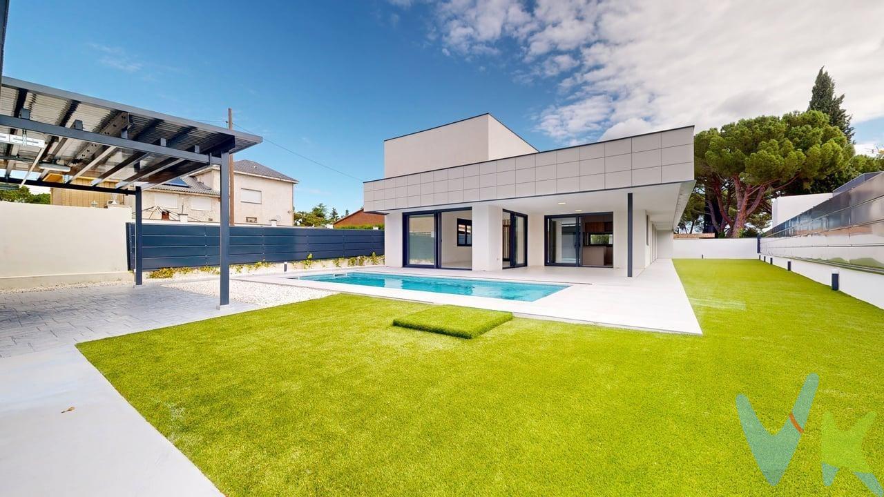 CUARTE DE HUERVA.- (URB. SANTA FE). Espectacular chalet independiente de obra nueva a estrenar. Excelentes calidades y acabados. Parcela de 700m2, con 198m2 construidos de superficie residencial en una planta. La vivienda se distribuye en cuatro dormitorios dobles, todos ellos con armario empotrados vestidos y salida a jardín. El dormitorio principal con vestidor y baño en suite. Un segundo baño y tercer baño de cortesía. Cuarto de lavandería, maquinaria de climatización y agua caliente sanitaría. Salón - estar de 40m2 con cocina semi-integrada de 17m2. Salida a jardín y zona de piscina. Dispone de un atrio de 8 m2 con un olivo y porche velador de 60m2. Piscina de 24m2.- Zona barbacoa, Trastero, maquinaria de piscina y jardín. Aparcamiento - porche de 28m2 para dos vehículos. Climatización por aerotermia. Un sueño hecho realidad. No dejes de ver la visita virtual 360º donde podrás ver con todo detalle esta vivienda. El precio indicado no incluye impuestos (10% IVA), gastos de notaría, registro y honorarios de intermediación. Anuncio no vinculante, puede contener errores.