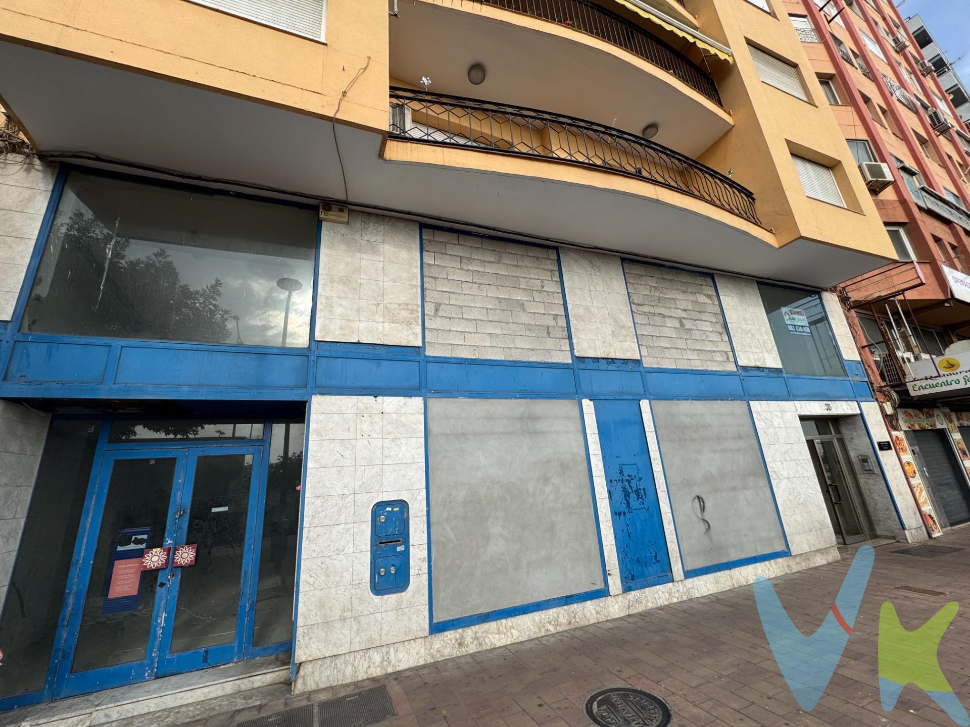 Local comercial ubicado en el Paseo Marítimo de Algeciras, se distribuye en planta baja y entreplanta, todo exterior con amplios escaparates. Superficie construida total es 367,66m2. La superficie útil total en planta baja es 144,83m2 y en planta primera 164,18m2 (no registrada) . Perfecto para oficina o negocios que necesiten visibilidad. Esta situado a 100 metros de la entrada principal del Puerto de Algeciras. Tiene las tasas de la licencia de obra abonadas. . Si busca un local con una ubicación estratégica no dude en visitarlo. . Le informamos que los gastos de notaria, registro, impuestos y honorarios de gestion no incluidos en el precio. . 