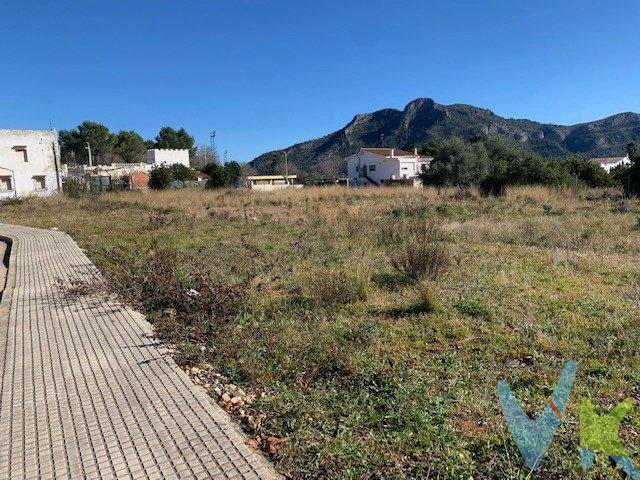 Situado en un precioso paraje rodeado de montañas se encuentra esta parcela .Parcela llana de una superficie de 322m2 . Existe un proyecto de vivienda tipo aunque puedes hacer tus propias modificaciones .  La intención es que todas las viviendas tengas un aspecto exterior similar .  Contacta con nosotros y te lo explicaremos ¡