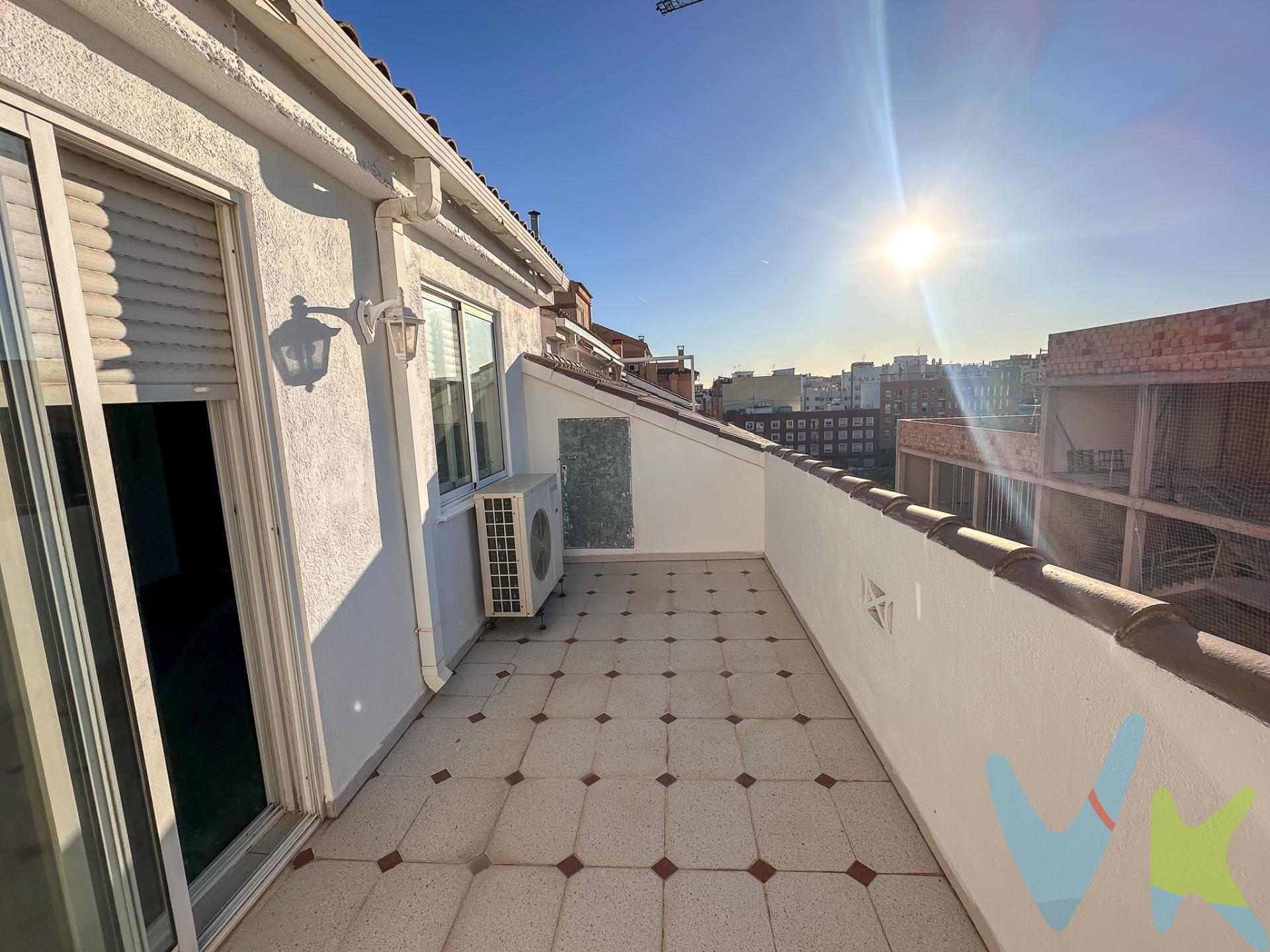 ¡Descubre este magnífico dúplex ubicado en la deseada zona sur de Castellón! 🌇 . En su primera planta, disfrutarás de un amplio comedor-salón de casi 31 m² que ofrece luminosidad y confort. La cocina cuenta con una práctica galería para mayor funcionalidad. Además, dispone de dos acogedores dormitorios dobles 🛏️ y un baño completo perfectamente equipado. La planta superior alberga una espectacular habitación principal de 18.64 m² acompañada por un espacioso baño privado 👌🏻de 8.82 m²; desde aquí tendrás acceso a una maravillosa terraza orientada al oeste🌅 donde podrás deleitarte con vistas despejadas hacia el parque adyacente 🍃. El precio incluye también plaza de garaje 🚗y trastero dentro del mismo edificio, lo cual es ideal para maximizar tu espacio útil 📦. Esta propiedad se vende sin muebles, brindándote la libertad creativa para decorarla a tu gusto 🎨✨. Si valoras tener buena luz natural junto a una fantástica terraza ¡no busques más! Esta vivienda tiene todo lo que necesitas.