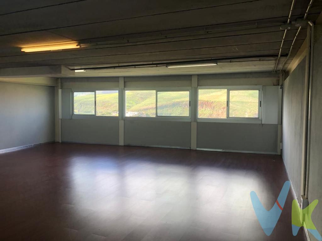 Se vende este versátil edificio a pie de una de las calles más transitadas y solicitadas de la ciudad. Ofrece una solución integral para optimizar la infraestructura de su empresa. Con sus 6 plantas eficientemente conectadas contará con el espacio necesario para almacenaje, venta directa al público, oficinas y hasta una vivienda, todo en un mismo lugar. Caracterizado por espacios diáfanos y materiales de la mejor calidad, montacargas, escaleras metálicas y pre-instalación de ascensor. Está construido, a parte de su base de hormigón armado, íntegramente con placas alveolares que son un sistema constructivo innovador y altamente desarrollado para muros. Destaca principalmente por su alta capacidad contra incendios y alto nivel térmico y acústico. Todas las estructuras metálicas están cubiertas con espuma ignífuga. Son medidas pasivas de protección contra incendios en edificaciones industriales y un factor clave y determinante en la seguridad. . Todo el edificio tiene puertas cortafuego,  haciendo mención especial a una de las plantas destinadas a sótano con dos puertas para un mayor aislamiento. El acceso a todas las plantas se puede hacer a través de sus escaleras metálicas y a los dos sótanos a través de un montacargas con entrada independiente desde la calle. La fachada esta recubierta con paneles de madera termotratada, resistentes al agua y al sol. También tiene instalación de cámaras de seguridad instaladas. Su distribución está dispuesta del siguiente modo:  . 5 plantas y una 6ª destinada a vivienda. Planta sótano -2 de 135 m2 destinada a garaje, si así se necesitase, a la cual se accede a través de un montacargas. Tiene una altura de 4 metros. Planta sótano -1 de 135 m2 destinada a almacén. Planta baja 0 a pie de calle de 138 m2. Tiene puertas de cristal con la opción de sistema automático de apertura. Tanto esta planta como las dos superiores tienen suelos de parquet. Planta 1ª, + 1, de 138 m2 destinada a oficinas. Planta 2ª, + 2, de 138 m2 destinada a oficinas. Planta 3ª, + 3, de 150 m2 destinada a vivienda completamente amueblada y suelos de parquet. Gran luminosidad. Cocina completamente amueblada y dos baños completos. Terraza y solana. Azotea de 90 m2 transitable desde la cual se puede apreciar las impresionantes vistas al Barranco de Las Majadillas y con placas solares instaladas para la generación de energía y ahorro de luz. 