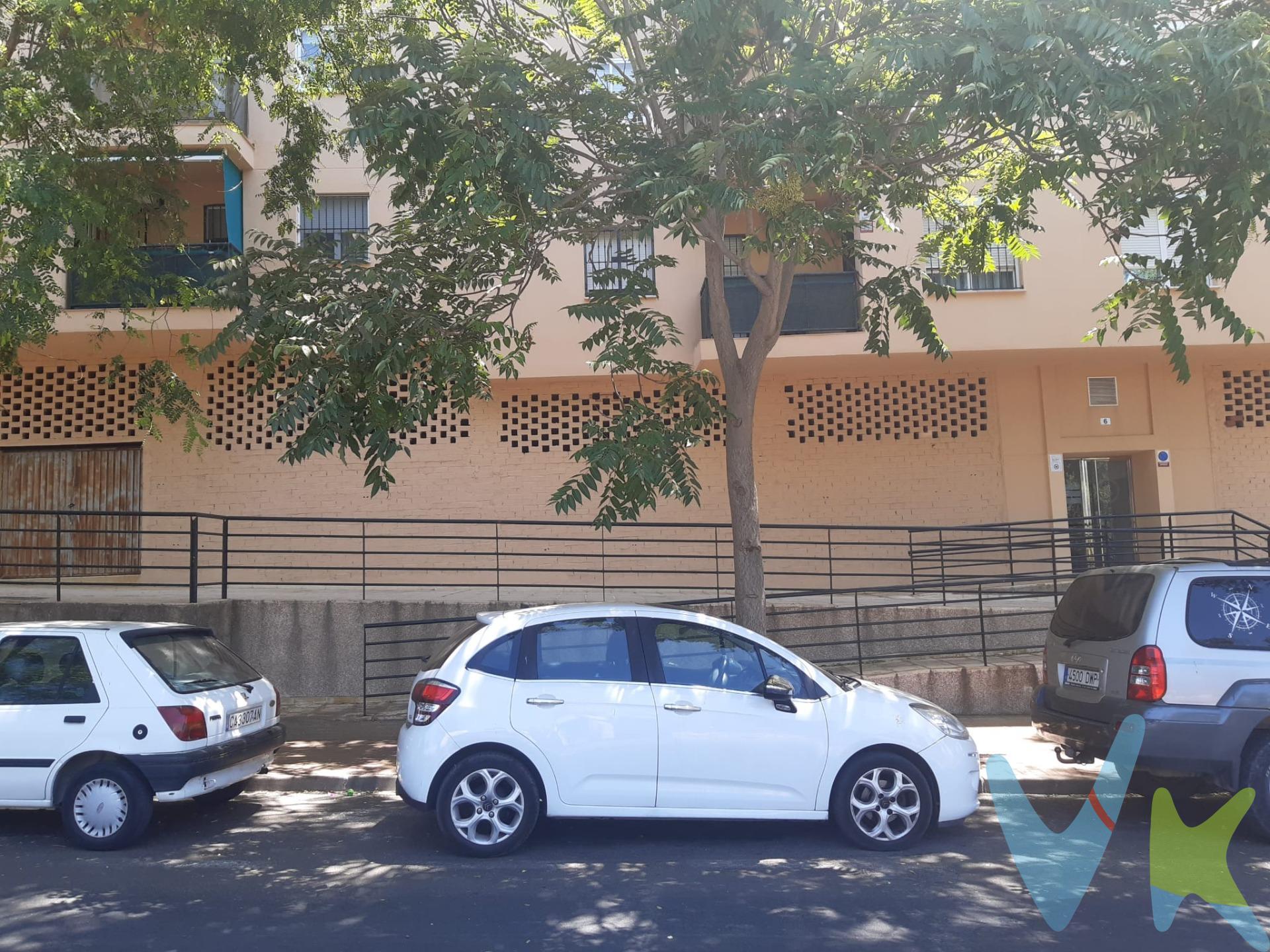 ¡Descubre este magnífico local comercial ubicado en la vibrante zona de San Bernabé, Algeciras! . Con una impresionante superficie de construcción de 246 m², este espacio te ofrece un sinfín de posibilidades para desarrollar tu negocio. Idealmente situado y con fácil acceso a las principales vías comerciales, se convierte en el lugar perfecto para emprender o expandir tus proyectos. Aunque requiere alguna intervención estética debido a su estado actual 'sin conservar', esto representa una gran oportunidad para personalizarlo según tus necesidades y estilo. Imagínate creando un ambiente único que atraiga clientela constante gracias al flujo dinámico del barrio.  Además podrás segregar estos estupendos metros hasta en cuatro magníficos locales.  ¡No pierdas la ocasión de invertir en esta propiedad versátil por tan solo 137000 euros! Ven a ver todo lo que puede ofrecerte. Ventas:. -----------------------------------------------------------. Transparencia de precio, impuestos y honorarios:. El precio publicado corresponde únicamente al precio de venta del inmueble y no incluye impuestos, gastos de compraventa ni honorarios a cargo del comprador. Impuestos: ITP o IVA+AJD (según la naturaleza de la transmisión). En Andalucía, en segundas transmisiones el ITP es 7% con carácter general, pudiendo aplicarse tipos reducidos (6% o 3,5%) si se cumplen requisitos. Base del impuesto: con carácter general, la base será la mayor entre el precio declarado y el valor de referencia (según normativa aplicable). Gastos de compraventa: notaría, registro y, en su caso, gestoría (desde 2.000€ orientativo, según operación). Honorarios comprador (no incluidos): 3% + IVA, con mín. 3.500€ + IVA si precio < 115.000€. Se informan y aceptan por escrito (hoja de encargo/servicios) antes de la visita y de cualquier gestión vinculada a la compra. Ficha informativa (Decreto 218/2005) a disposición del interesado. Fuentes oficiales: información tributaria y valor de referencia disponibles en fuentes oficiales de la Junta de Andalucía y se facilitan a quien lo solicite. Exclusiva: Por mandato expreso del propietario, este inmueble se comercializa en exclusiva a través de la inmobiliaria. Se ruega no contactar directamente con propiedad/ocupantes/vecinos. 