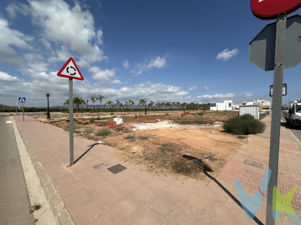 Solar en venta en el Sector IV de Rafelbunyol. Se trata de una zona residencial con suelos de baja densidad. El solar cuenta con 140m2 con 20ml de profundidad. Solar urbano. Impuesto IVA no incluido.