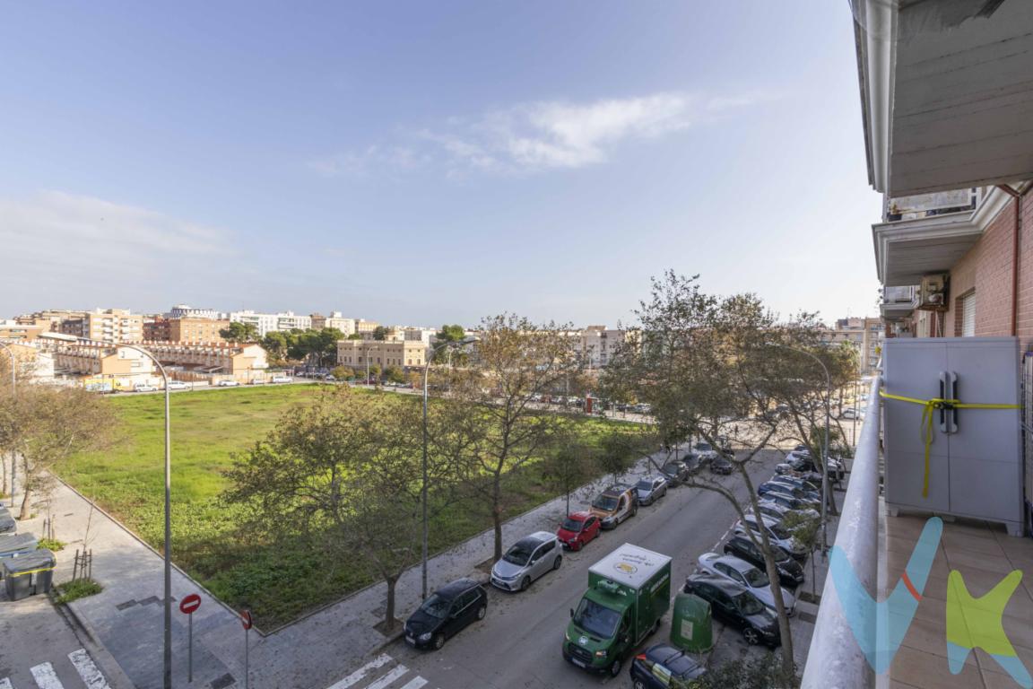  ¡Bienvenidos a una oportunidad única en la playa de Valencia! Presentamos este magnífico piso situado en la zona de Poblats Maritims - Malvarrosa, una de las áreas más vibrantes y codiciadas de la ciudad. Este excepcional inmueble, disponible para la venta, cuenta con una amplia gama de características que lo convierten en una opción ideal para familias y cualquiera que desee disfrutar de todo lo que Valencia tiene para ofrecer.El piso se encuentra en la planta tercera de un edificio moderno, construido en el año 2001, lo que garantiza tanto la calidad de la construcción como el diseño contemporáneo. Acogedor a la par que espacioso, la vivienda ofrece un amplio espacio habitable de 80 metros útiles en un área total de 99 metros construidos. Este generoso tamaño permite disfrutar de un confort excepcional en cada uno de sus rincones.Al entrar en el piso, se revela una distribución muy bien pensada que incluye cuatro amplias habitaciones con armarios empotrados. Cada una de las estancias está diseñada para aprovechar al máximo la luz natural, lo que se suma al sentimiento de hogar y tranquilidad. Las habitaciones son ideales tanto para el descanso diario como para espacios de trabajo o estudio, proporcionando la flexibilidad necesaria para adaptarse a cualquier estilo de vida.El equipamiento de la vivienda está complementado por un balcón que ofrece la posibilidad de desconectar y disfrutar del aire libre sin salir de casa. Este pequeño refugio exterior se presenta como el lugar perfecto para disfrutar de una copa de vino al atardecer o de un café por las mañanas.Adicionalmente, esta vivienda dispone de un garaje propio, una verdadera joya en una ciudad donde encontrar aparcamiento puede ser todo un desafío. Junto al garaje, encontramos un trastero que proporciona el espacio extra necesario para mantener el orden en el hogar, almacenando aquellos elementos que no necesitamos en el día a día.La ubicación de esta vivienda es inmejorable. Situada en Poblats Maritims - Malvarrosa, está muy cerca de la playa, lo que permite disfrutar de largas jornadas de sol y arena. Además, la zona está muy bien comunicada con el resto de la ciudad gracias a las líneas de autobús y tranvía cercanas, facilitando así el acceso al centro de Valencia y a otras áreas de interés.Este piso combina a la perfección la comodidad y la practicidad, ofreciendo un estilo de vida inigualable en una de las áreas más deseables de la ciudad. Nosotros invitamos a visitar esta propiedad para descubrir cada uno de sus encantos y comprender por qué es el lugar ideal para establecer su próximo hogar. Desde su excelente distribución hasta sus comodidades adicionales, este piso está diseñado para superar todas sus expectativas.No pierda la oportunidad de conocer de primera mano esta magnífica propiedad en Valencia. Estamos a su disposición para organizar una visita y responder a cualquier consulta adicional que pueda tener sobre esta increíble oferta. Esta podría ser su próxima inversión y el hogar que siempre ha soñado. Le esperamos con los brazos abiertos para mostrarle su potencial nuevo hogar. 