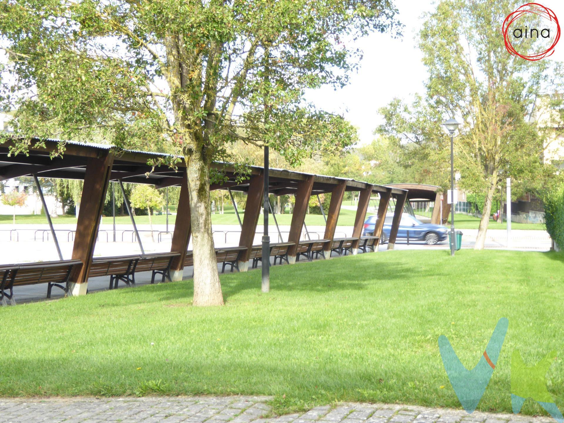 Acogedor pareado en ESQUINA en una de las mejores zonas del paseo Ibaialde. Junto al parque infantil y parada de autobús. Una vivienda completa, espaciosa y casi sin uso. Distribuida en cuatro plantas con el tema de las escaleras solucionado ya que tiene instalado un ELEVADOR desde el garaje hasta la cubierta. Planta baja: Recibidor con armario empotrado, amplia cocina equipada y montada, baño con ducha y hermoso salón comedor (preinstalación de chimenea) con grandes ventanales y acceso a terraza y jardín (con riego automático). En la primera planta encontramos cuatro dormitorios y dos baños, armarios empotrados y el principal, tipo suit, con su propio baño. ¿Se necesita aún más espacio? La entrecubierta es diáfana con posibilidad de hacer dos dormitorios y otro baño, zona de juegos, despacho.. o lo que se necesite.  Es muy luminosa y tiene salida a una amplia terraza con vistas a la calle y parque infantil. El semisótano tiene espacio para dos coches, txoko.. En definitiva, una vivienda especial para familias que quieran disfrutar de una elevada calidad de vida en Mutilva,  una de las mejores zonas residenciales de Navarra. Las superficies expresadas en esta página tienen carácter descriptivo y son aproximadas. Datos meramente informativos, sin valor contractual. El PVP indicado no incluye impuestos ni gastos de transmisión.