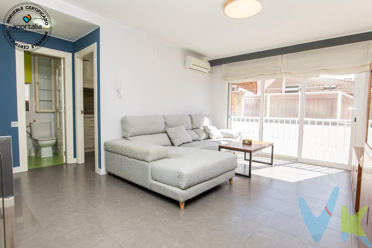 En una zona donde predominan los pisos, en calle Duquesa Villahermosa junto a Plaza Roma aquí encuentras algo diferente: una vivienda exclusiva tipo casa, distribuida en dos plantas, 4 dormitorios y  con espacio, independencia y un jardín privado. La casa fue rehabilitada por completo en el año 2006 con proyecto visado por el Ayto. (salvo fachada al ser conjunto urbano de interés). En la planta superior se desarrolla la vida diaria:. Un salón de más de 22 m², amplio y luminoso gracias a su orientación sur, se convierte en el centro de la vivienda. A su lado, la cocina independiente, una habitación que puede ser tu oficina particular y un aseo completan una zona de día cómoda, práctica y bien resuelta. En la planta inferior , encontramos la zona de descanso y disfrute:. La zona de descanso se organiza con tres dormitorios dobles, la terraza de la casa con zona chill out, un baño completo con bañera hidromasaje, y una estancia adicional que puedes adaptar como despacho, vestidor o almacén. Y aquí está uno de los puntos que realmente marcan la diferencia:. dos de los dormitorios, incluido el principal, tienen salida directa a la terraza. No es solo un extra. Es abrir la puerta y tener un espacio exterior propio, con luz y desahogo. Una terraza de 20 m² y orientación sur, añade ese plus que casi ningún piso en la zona puede ofrecer: comer fuera, desconectar, o simplemente tener un espacio abierto dentro de la ciudad durante todo el año, y poder disfrutarla con la mejor compañía. Cuenta con calefacción individual de gas por suelo radiante en ambas plantas, caldera instalada en 2015 con mantenimientos al día. Ventanas de aluminio lacado en blanco con cristal aislante, puertas en color blanco y suelos de gres. Todo esto junto a Plaza Roma, con servicios, transporte, colegios, hospitales y zonas verdes a pocos minutos. No es una vivienda para quien busca lo habitual. Es para quien quiere algo más: espacio, exterior y una forma distinta de vivir Zaragoza. Si buscas salir del piso de siempre y tener algo con más recorrido, esta vivienda merece una visita.